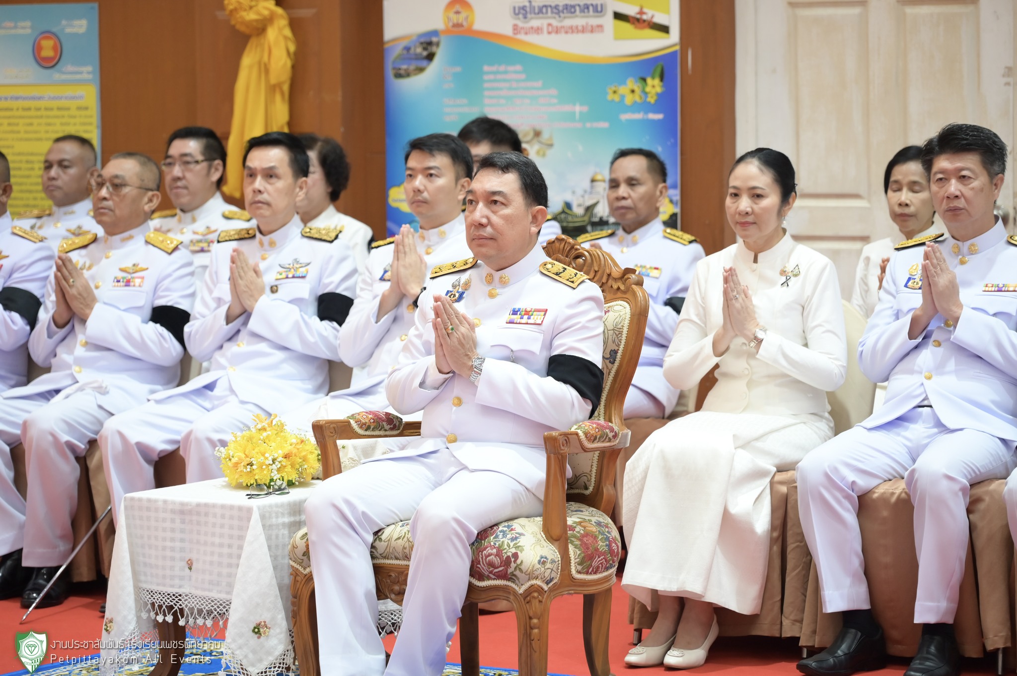 คณะครูโรงเรียนเพชรพิทยาคมร่วมพิธีวางพานพุ่ม