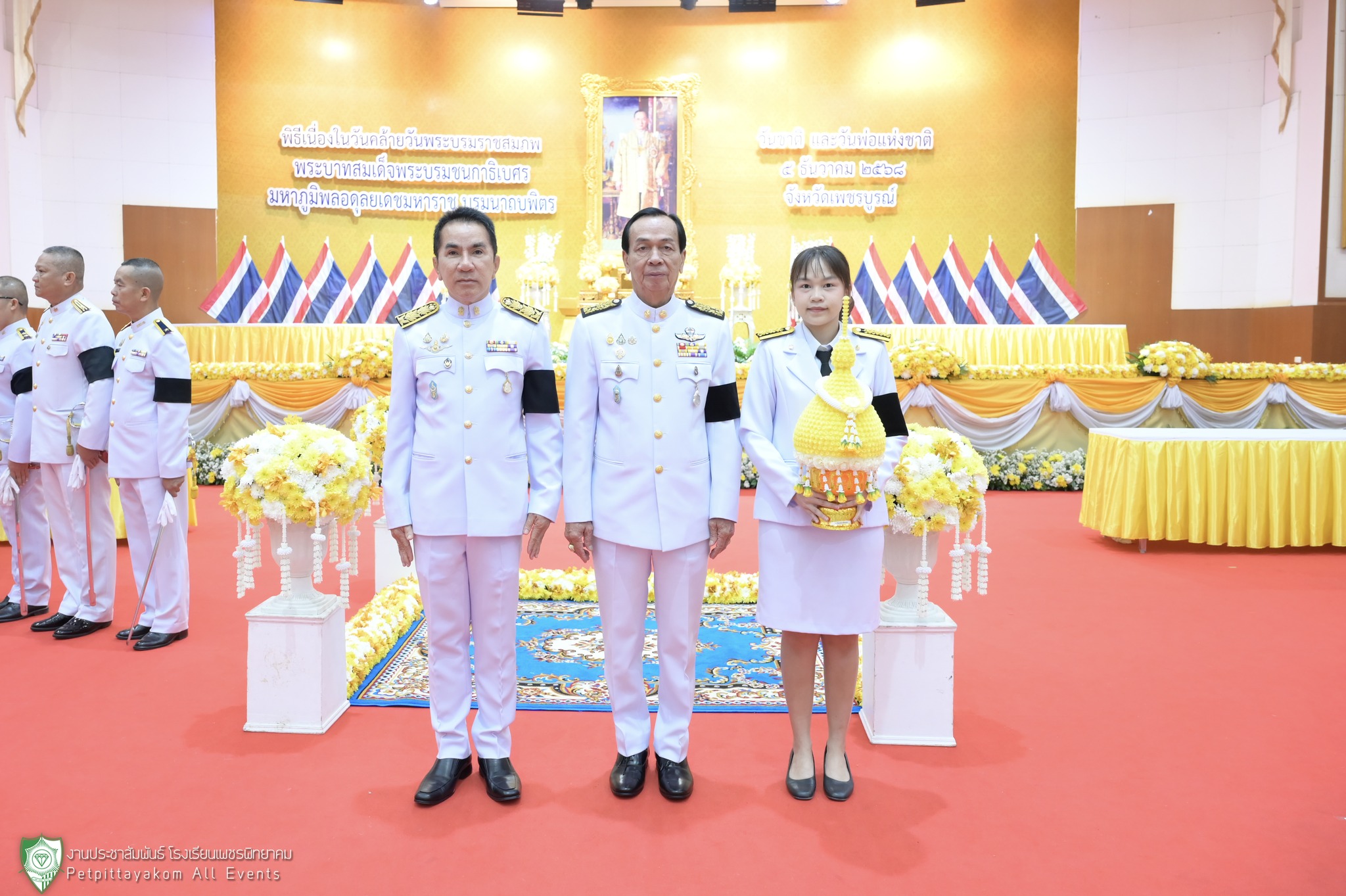 ข้าราชการชั้นผู้ใหญ่และคณะครูร่วมถ่ายภาพที่ระลึก