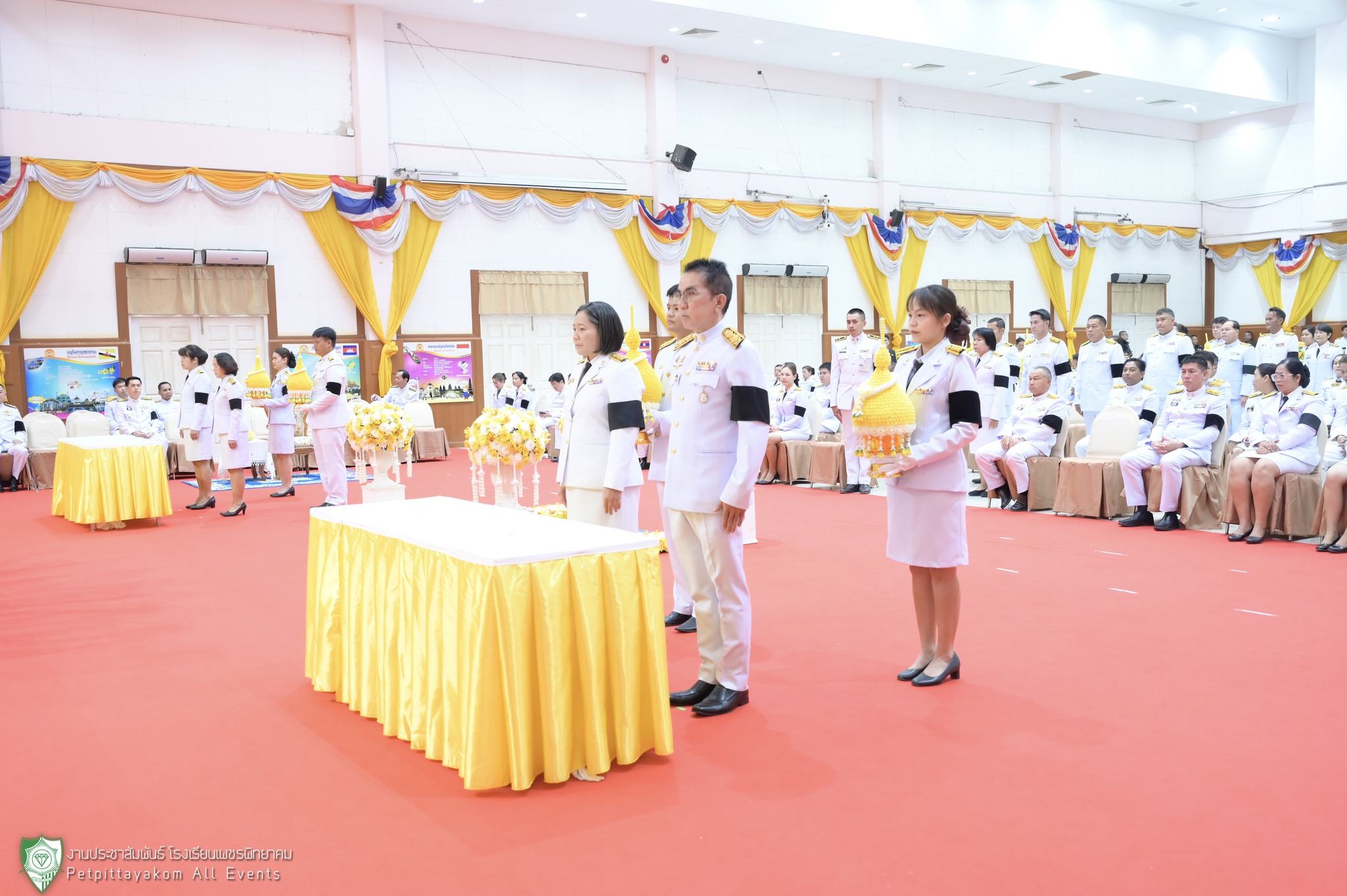 คณะครูร่วมทำบุญตักบาตรข้าวสารอาหารแห้ง