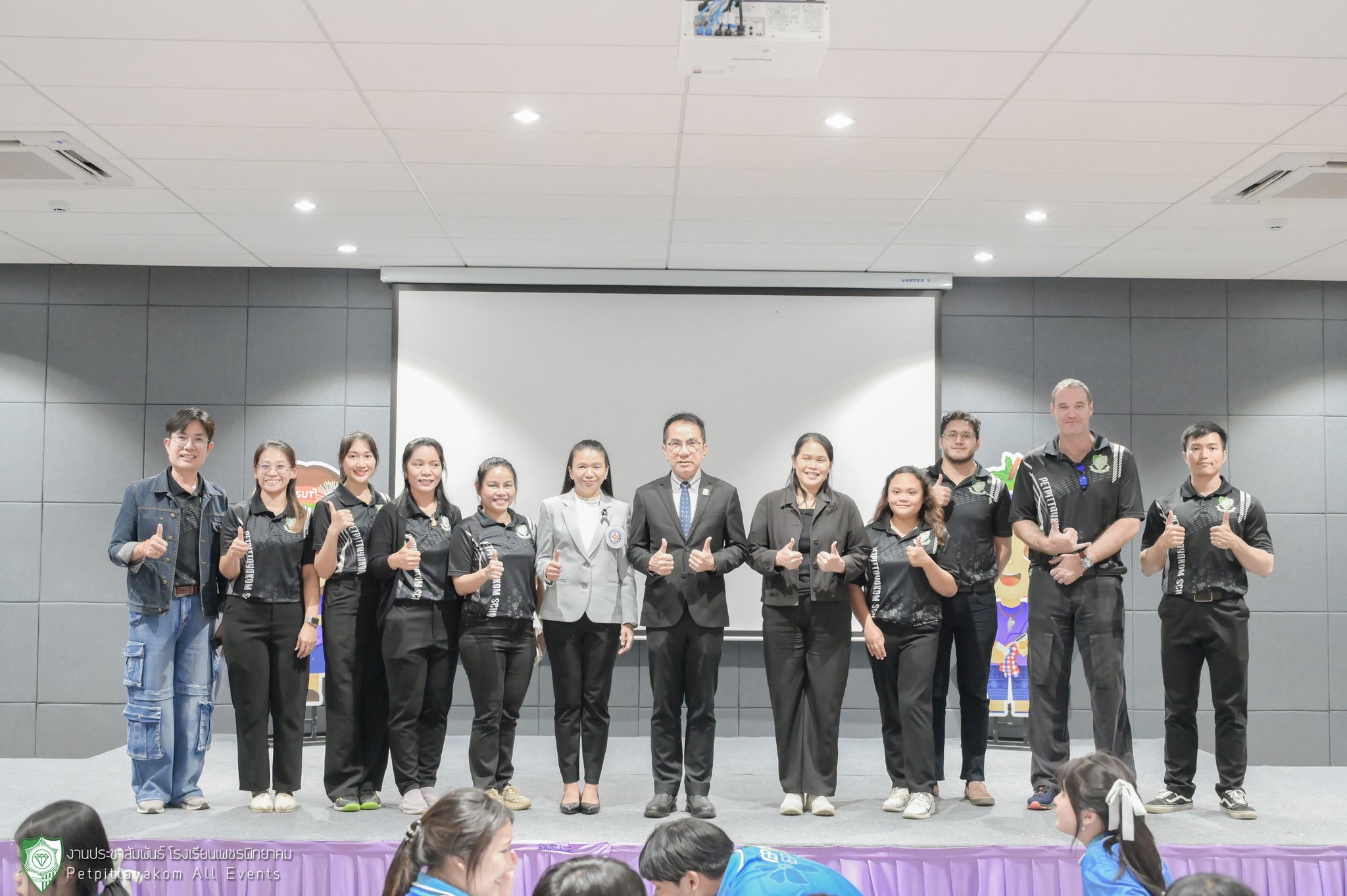 ผอ.เพชรพิทยาคม เยี่ยมชมผลงานสวนขวดแก้วของนักเรียน