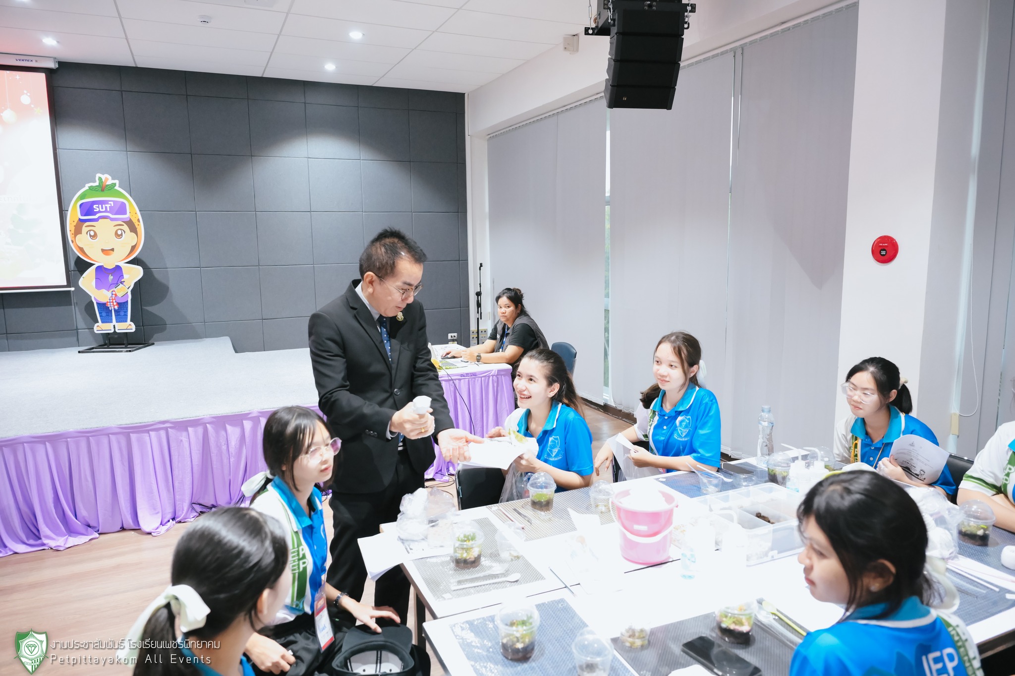 คณะครูและผู้บริหารร่วมสังเกตการณ์กิจกรรม