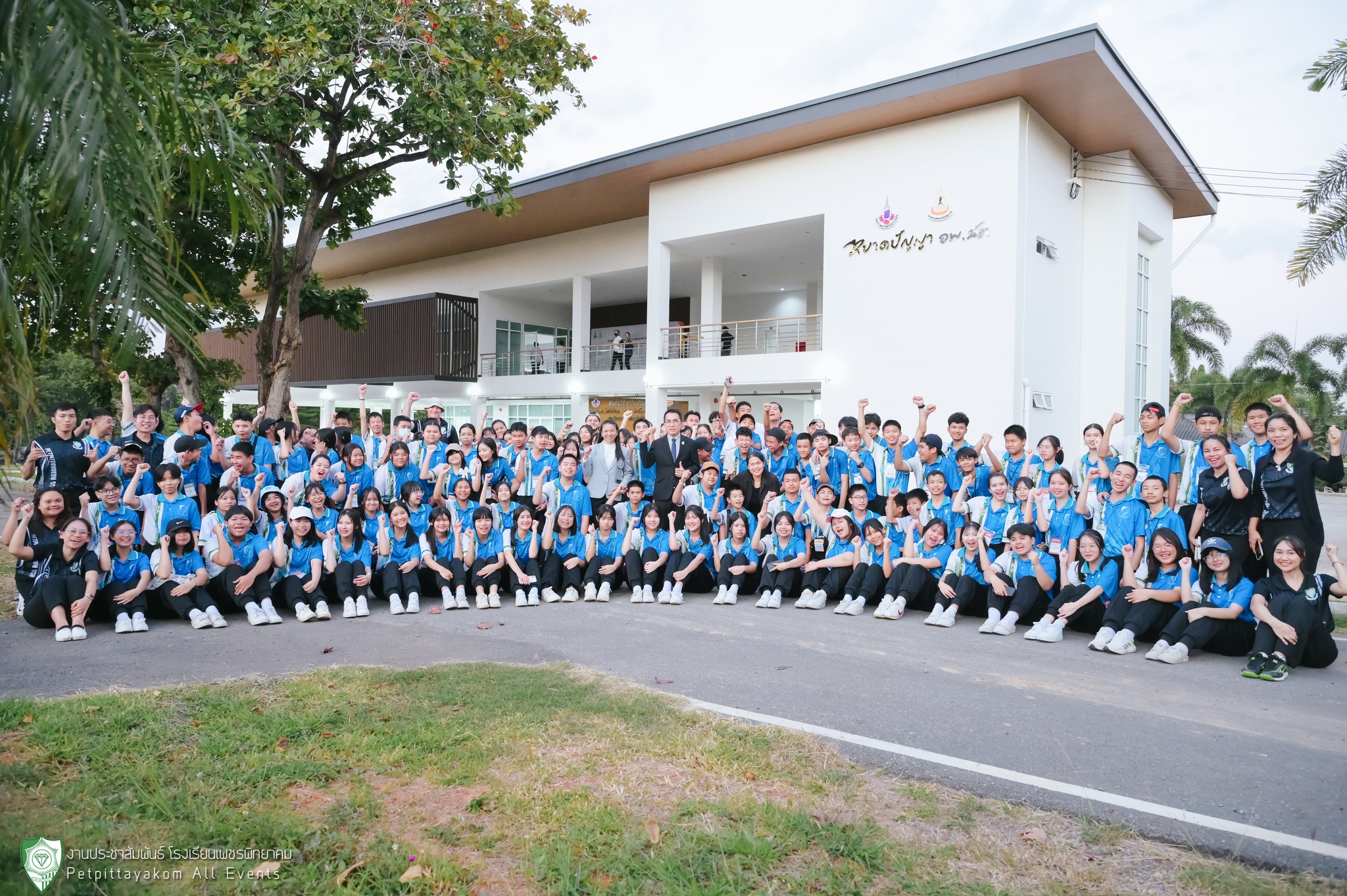 คณะครูและวิทยากรร่วมถ่ายภาพที่ระลึก