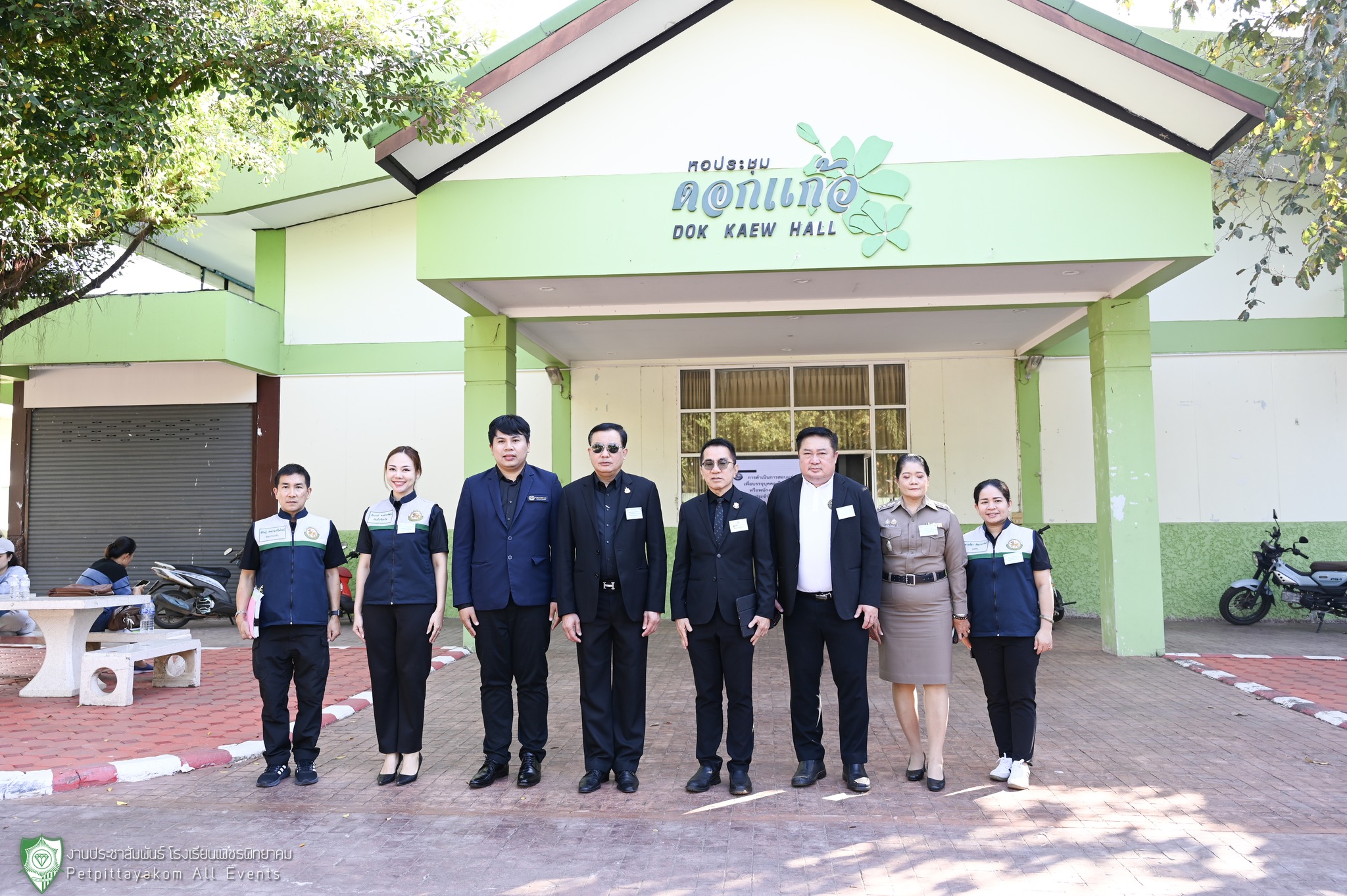 คณะผู้บริหารและกรรมการถ่ายภาพร่วมกับรองผู้ว่าราชการจังหวัด