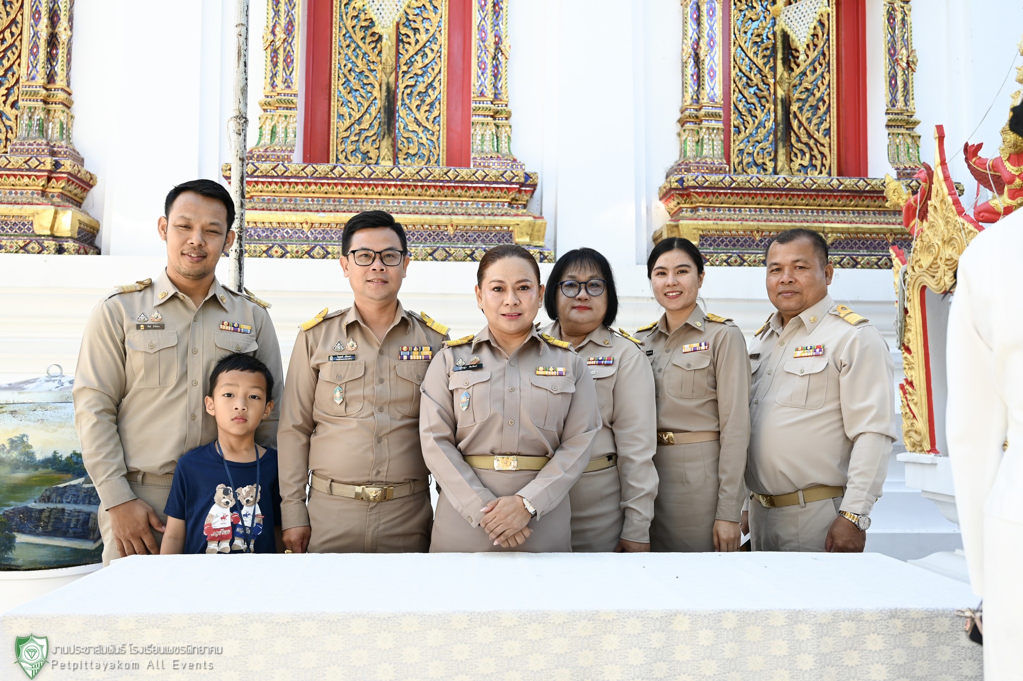คณะผู้บริหารและครูร่วมทำบุญตักบาตรถวายพระราชกุศล