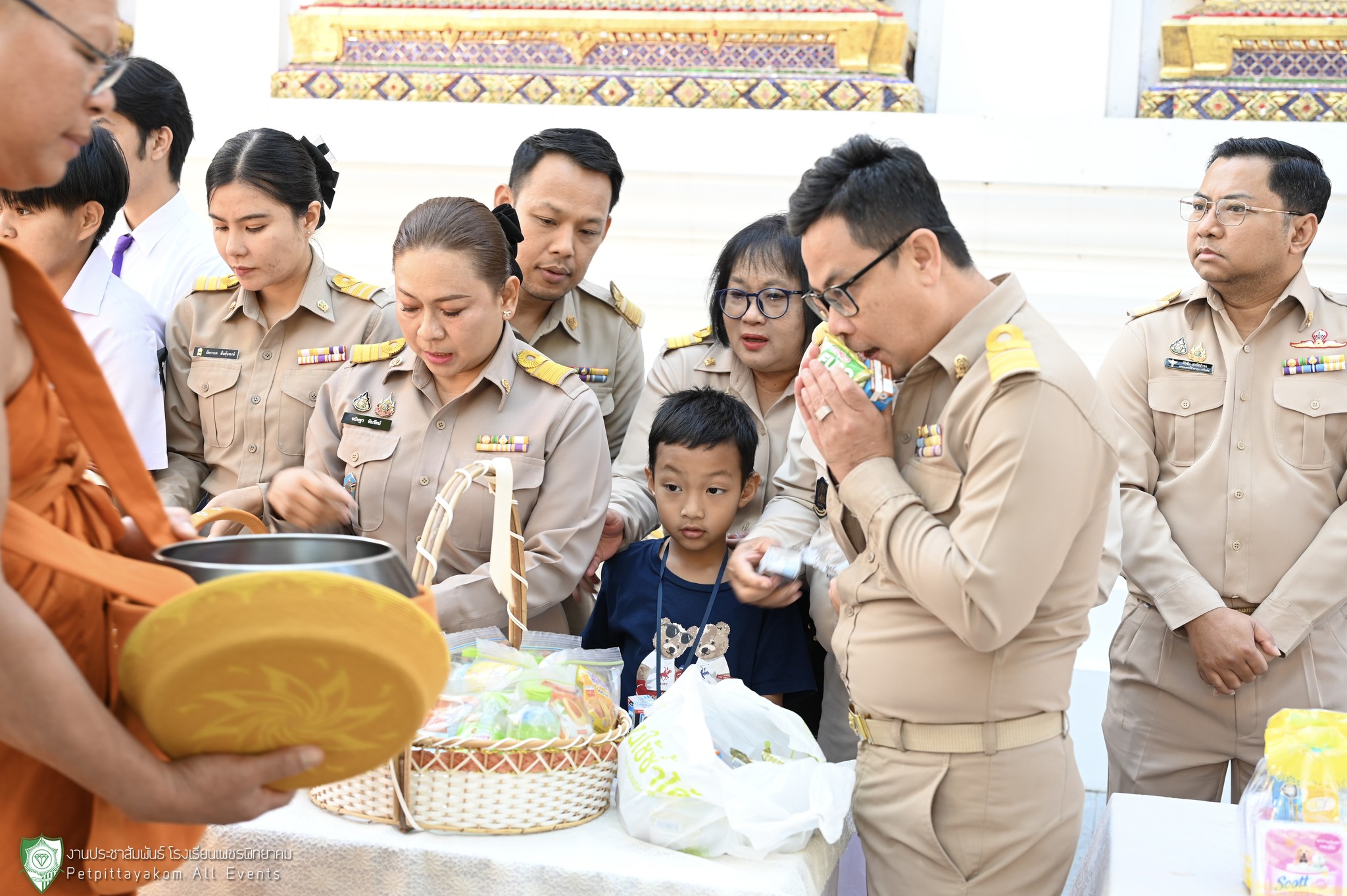 ข้าราชการและประชาชนร่วมพิธีอย่างพร้อมเพรียง