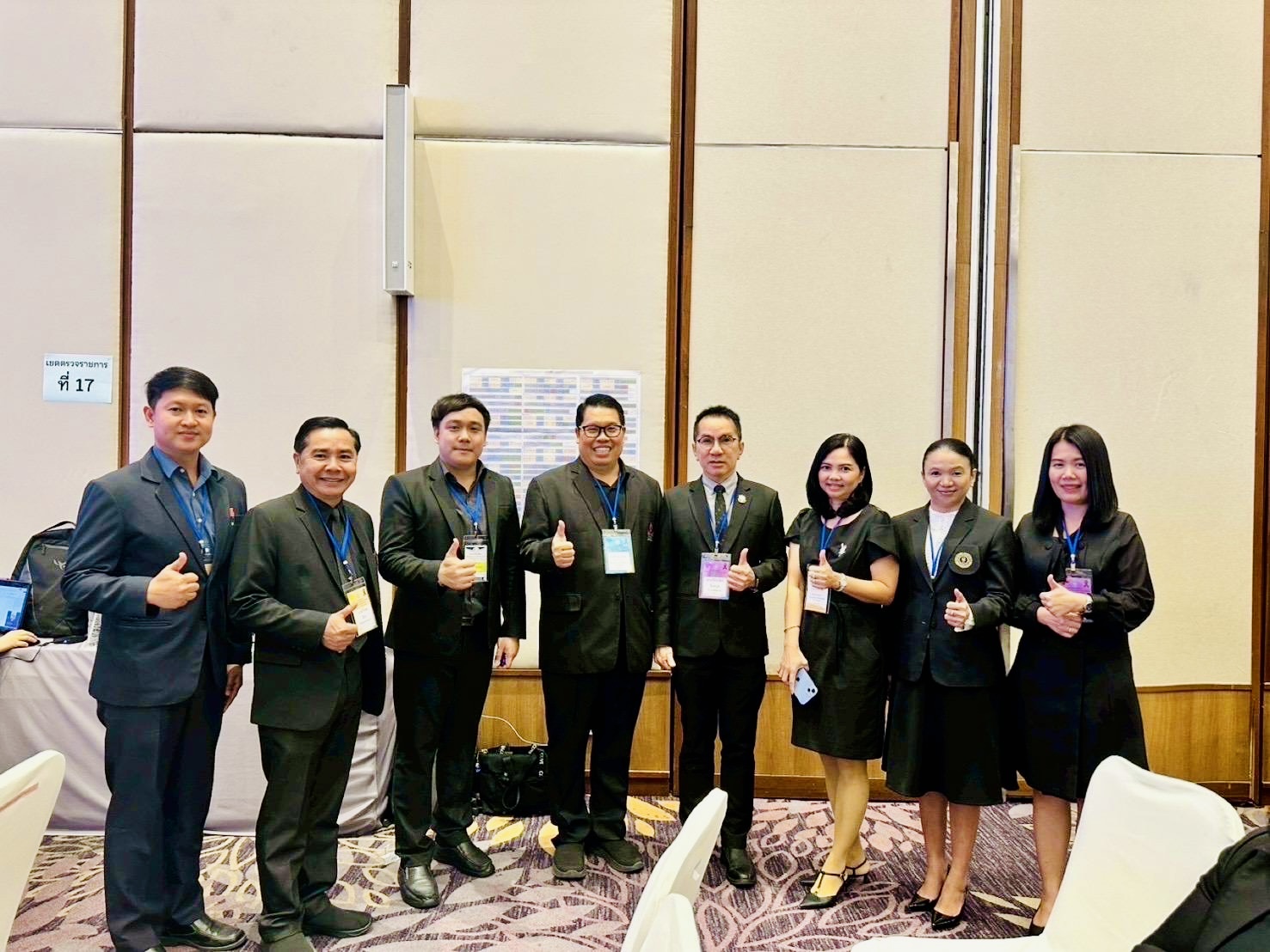 คณะครูโรงเรียนเพชรพิทยาคมถ่ายภาพร่วมกัน