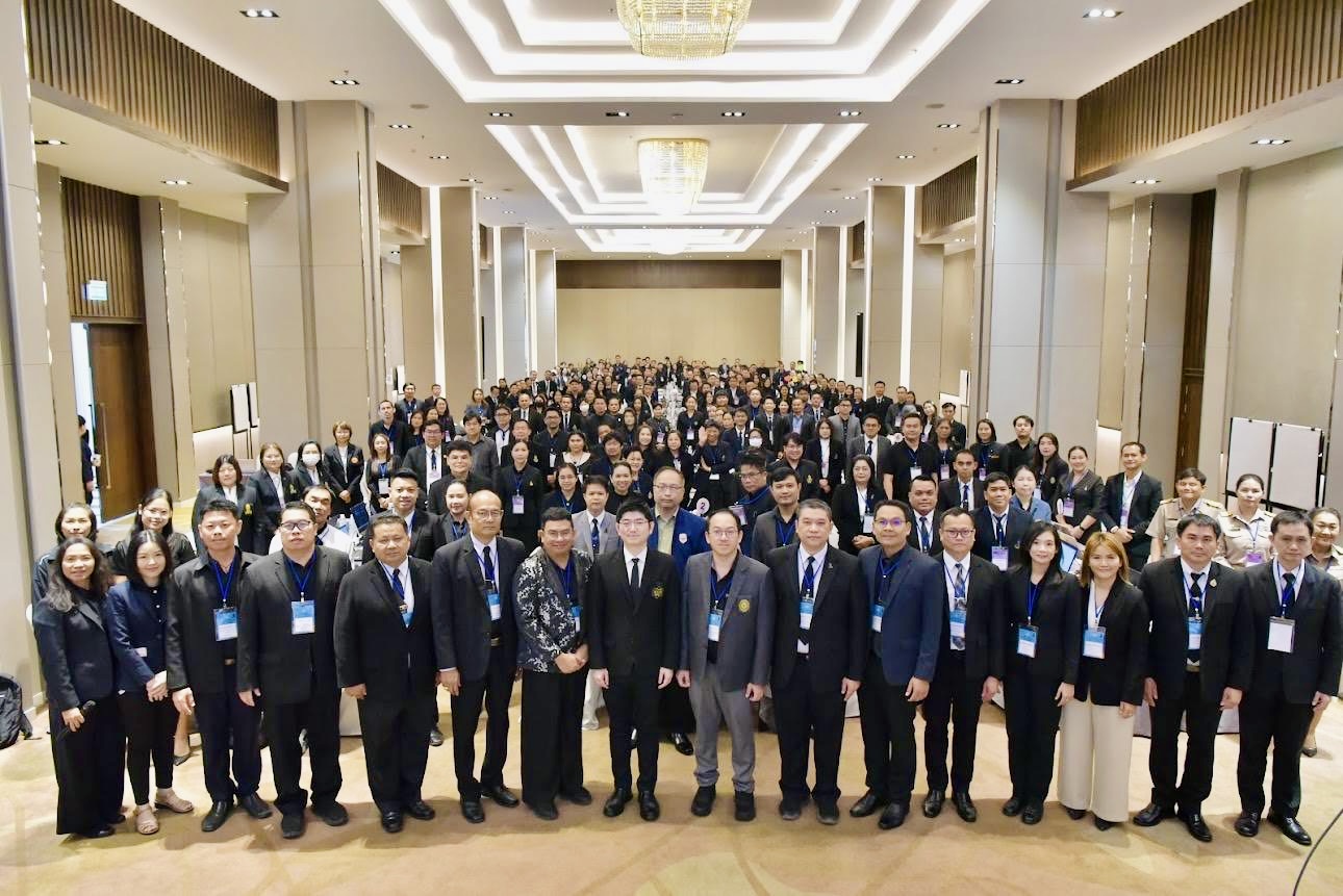 คณะครูโรงเรียนเพชรพิทยาคมถ่ายภาพร่วมกัน