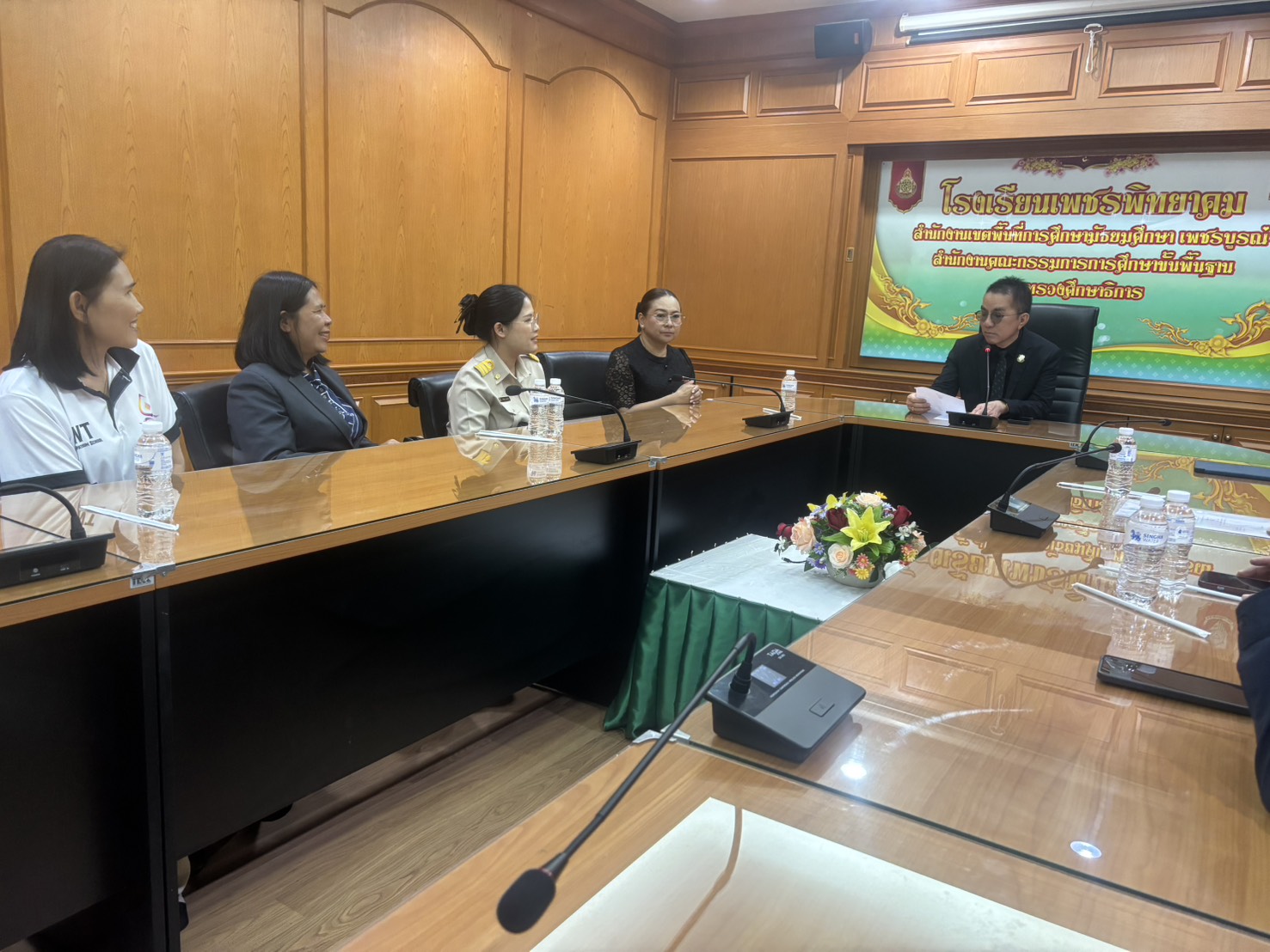 มอบช่อดอกไม้แสดงความยินดีแก่ นางสาวอภิชญา บุพโชติ