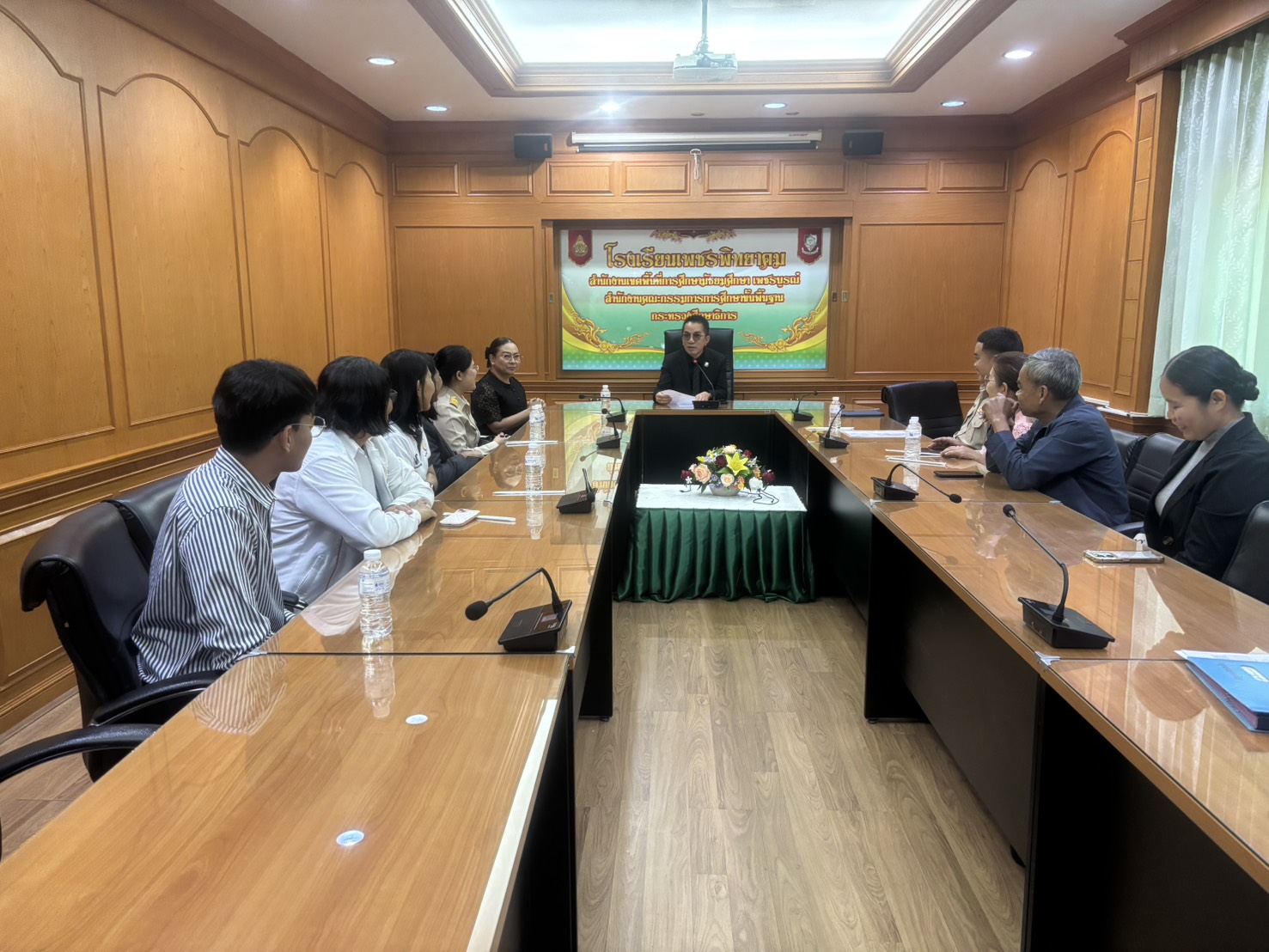 มอบช่อดอกไม้แสดงความยินดีแก่ นายอธิปัตย์ สุทธาศิริ