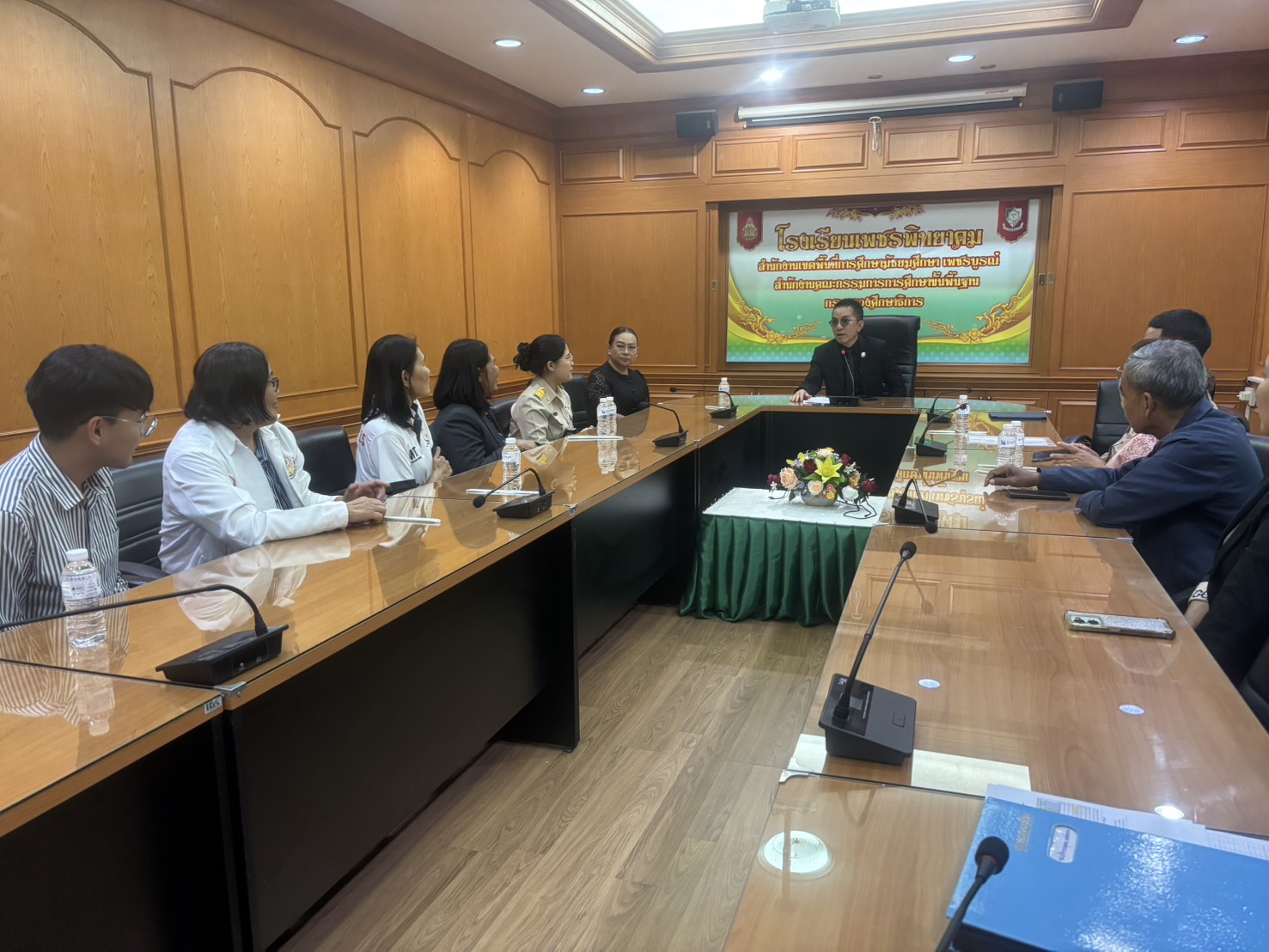 ผู้อำนวยการโรงเรียนให้โอวาทและแนวทางปฏิบัติงาน