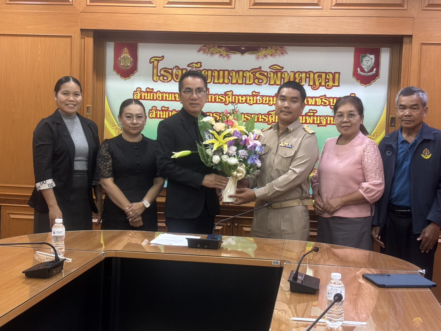 ผู้บริหารและครูบรรจุใหม่ถ่ายภาพร่วมกัน