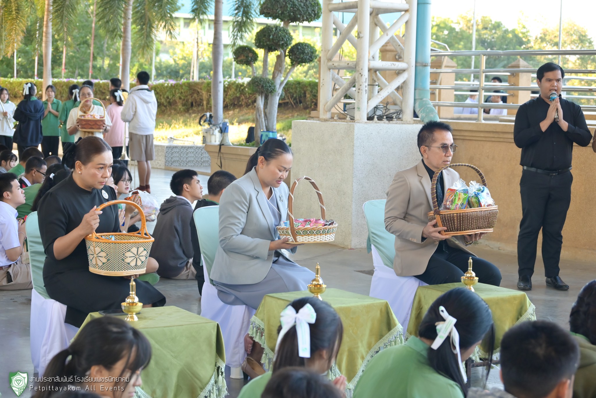 ดร.พีระวัตร จันทกูล ประธานในพิธีจุดธูปเทียนบูชาพระรัตนตรัย