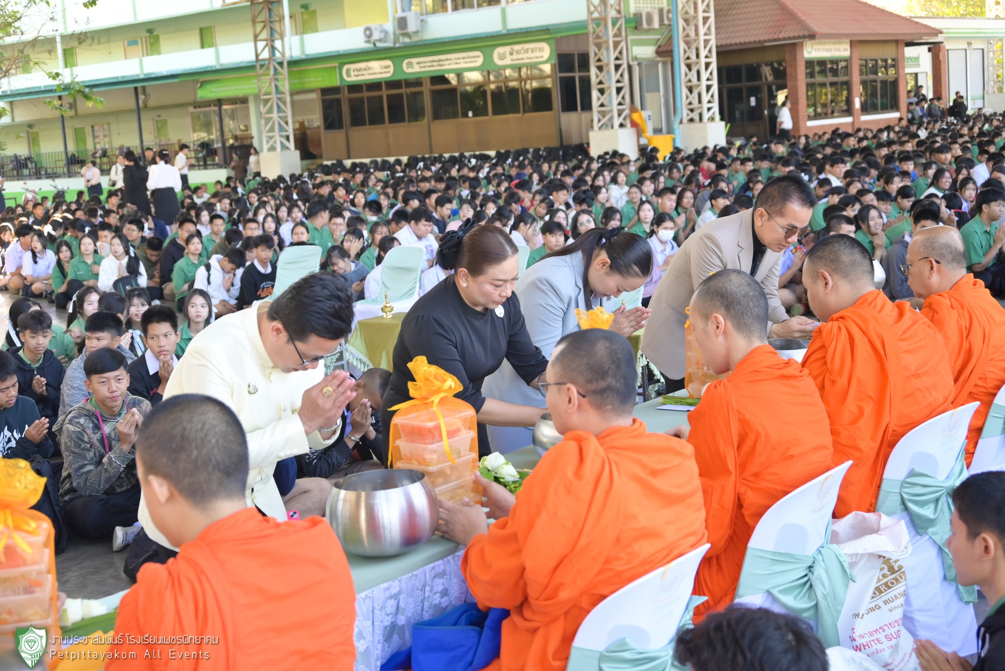 ผู้อำนวยการโรงเรียนนำคณะครูทำบุญตักบาตร