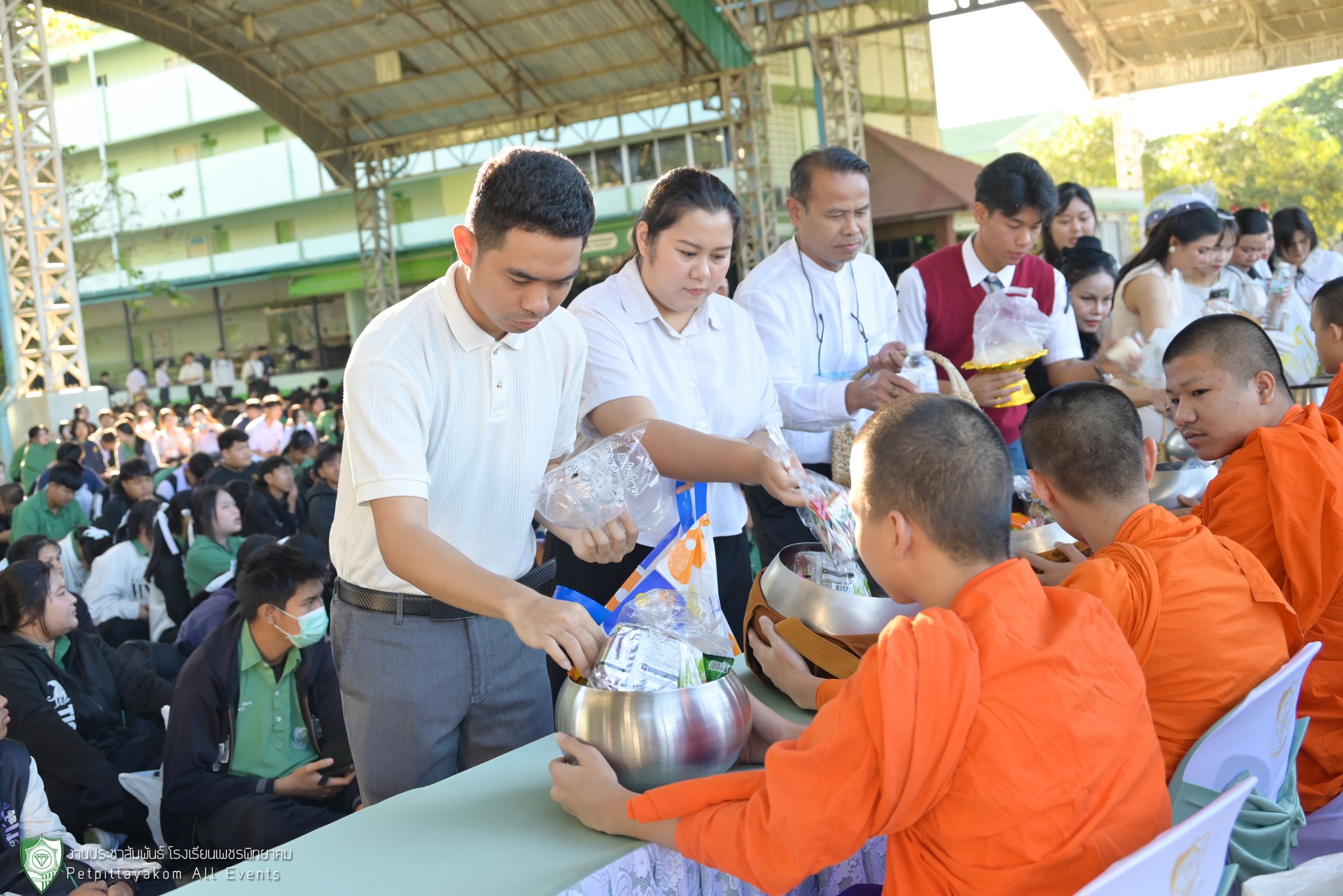 ตัวแทนนักเรียนเข้าร่วมพิธีทำบุญตักบาตร