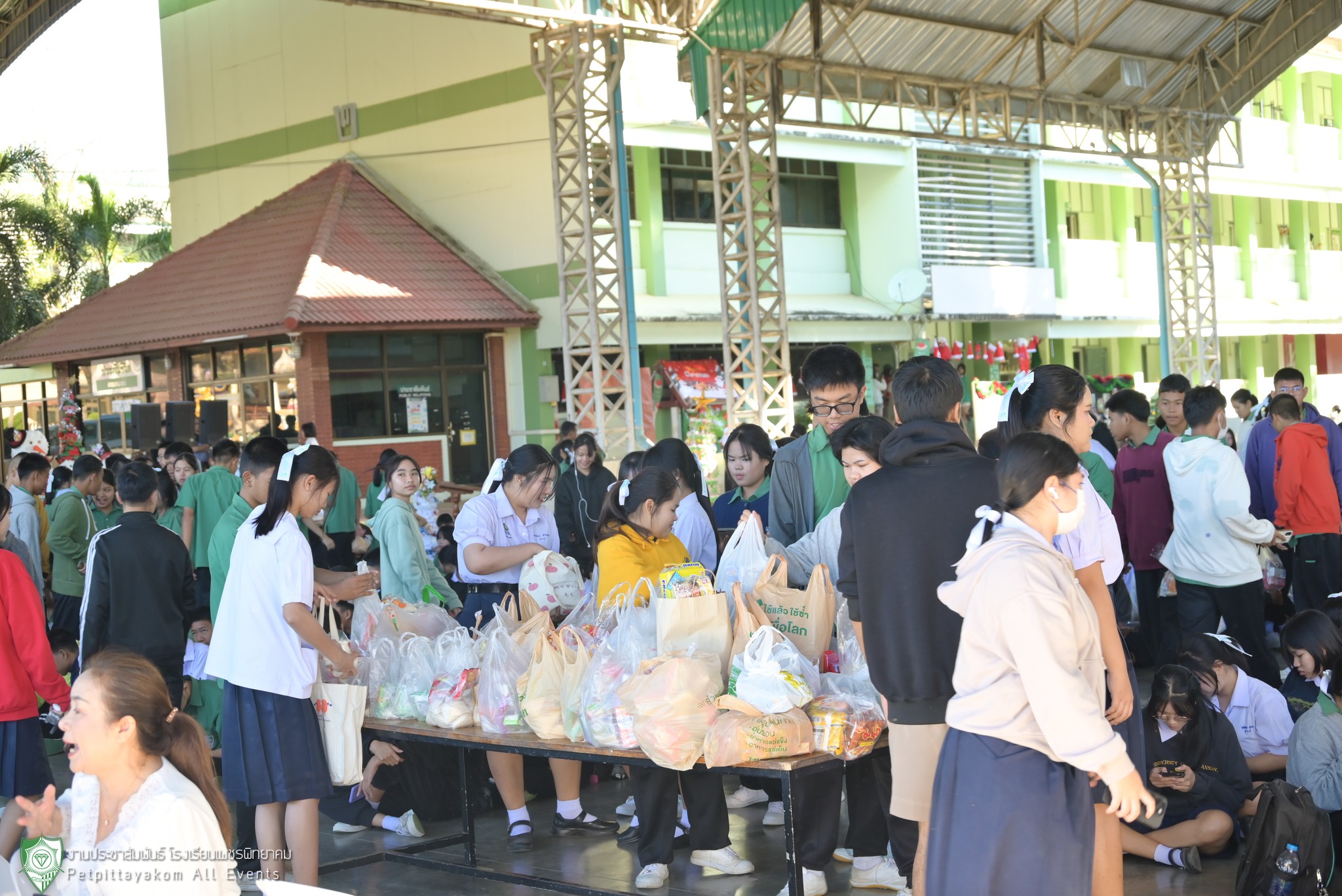 นักเรียนร่วมทำบุญตักบาตรด้วยความสงบเรียบร้อย