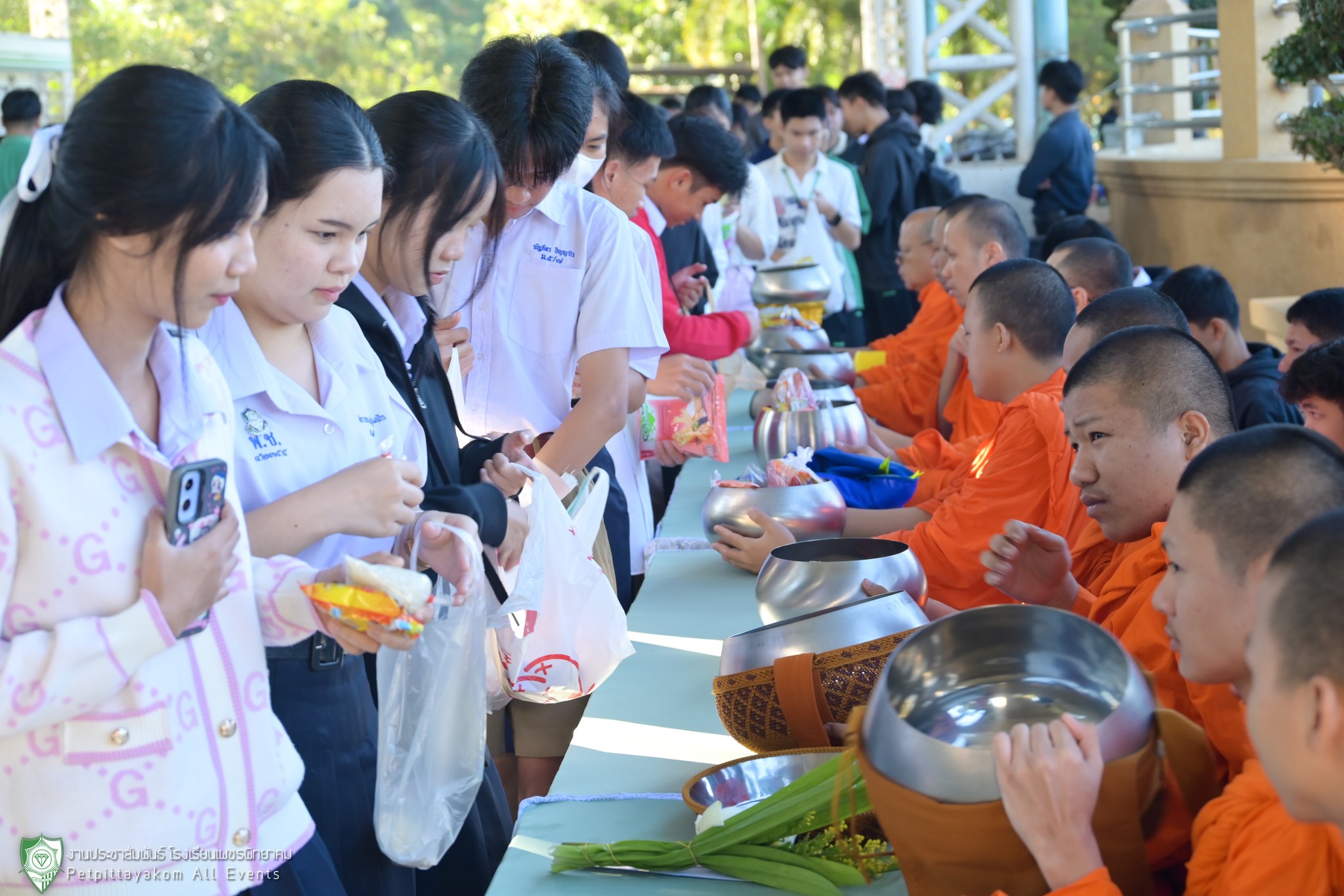 คณะครูและบุคลากรถ่ายภาพร่วมกันหลังเสร็จพิธี