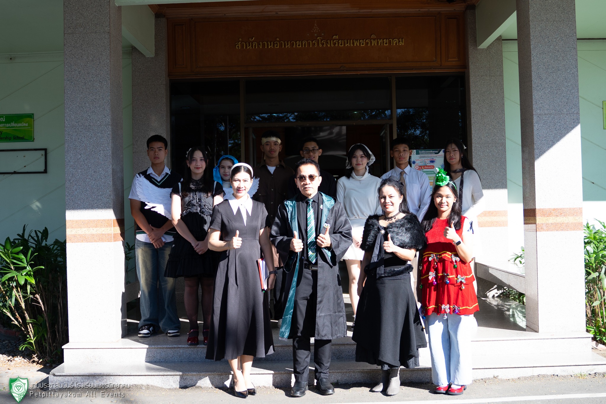 ดร.พีระวัตร จันทกูล ประธานในพิธีเปิดกิจกรรมวันคริสต์มาส