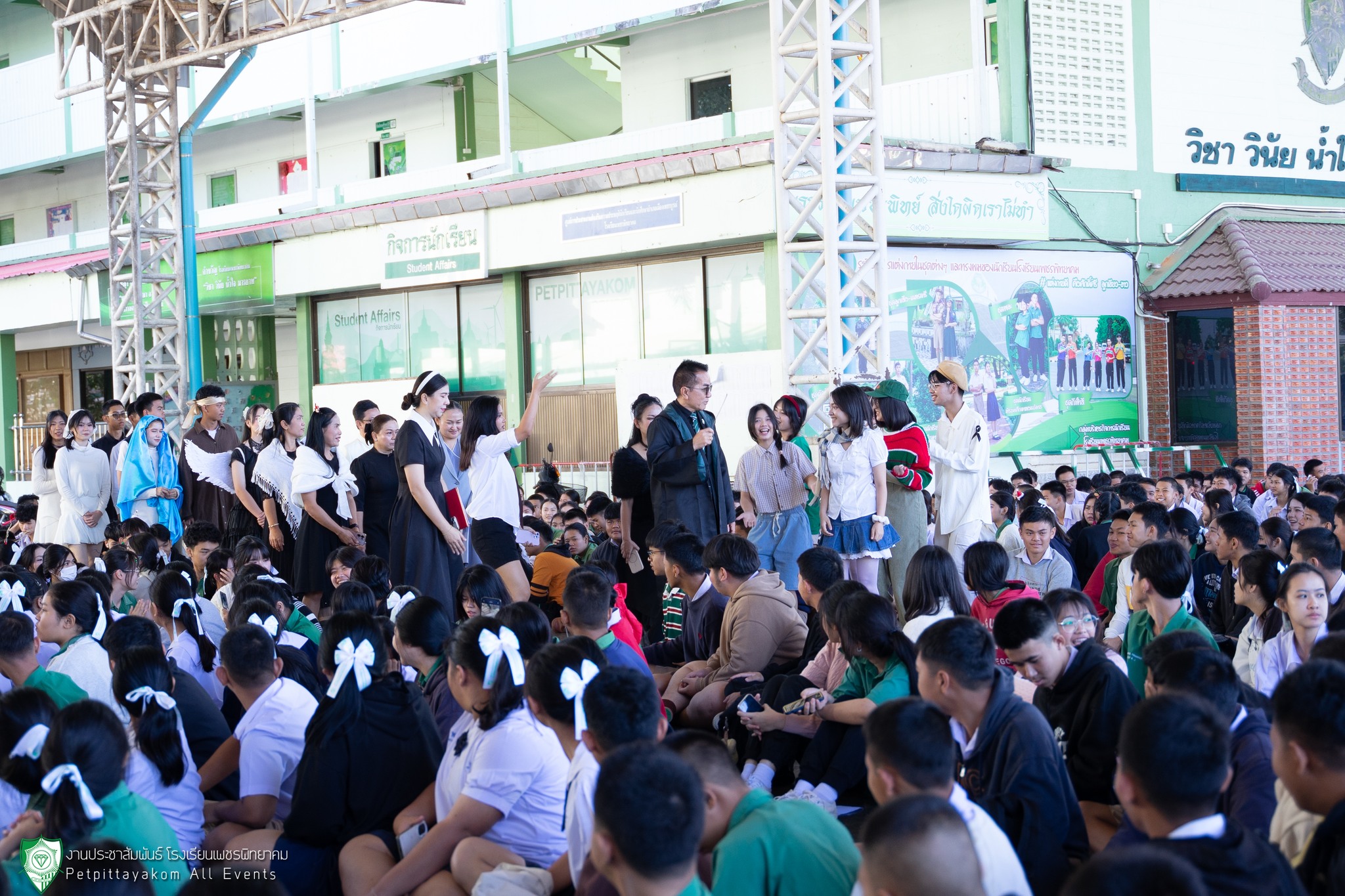 ขบวนพาเหรดซานตาคลอสและแซนตี้สร้างสีสัน