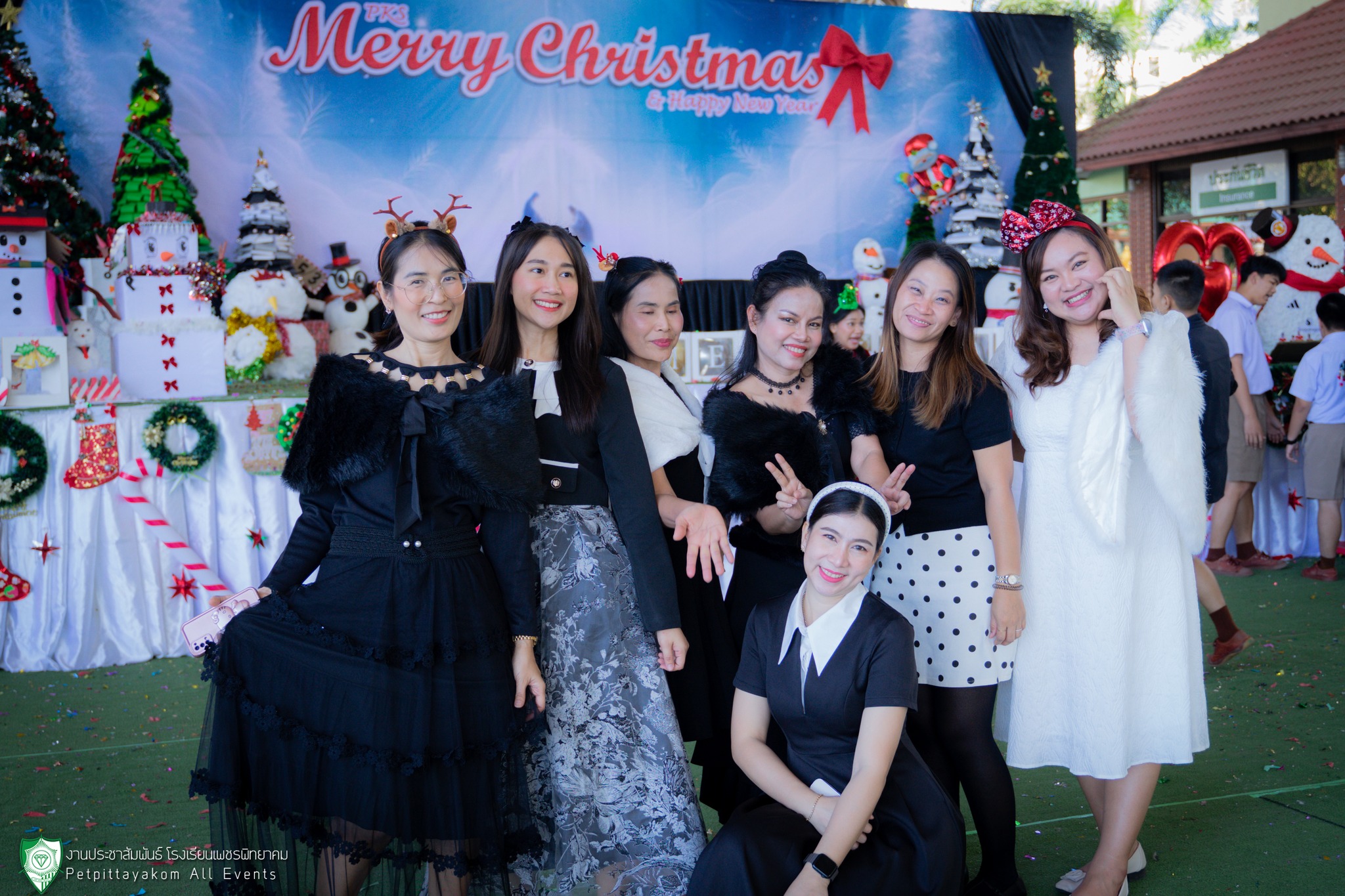 คณะครูและนักเรียนถ่ายภาพร่วมกันในวันคริสต์มาส
