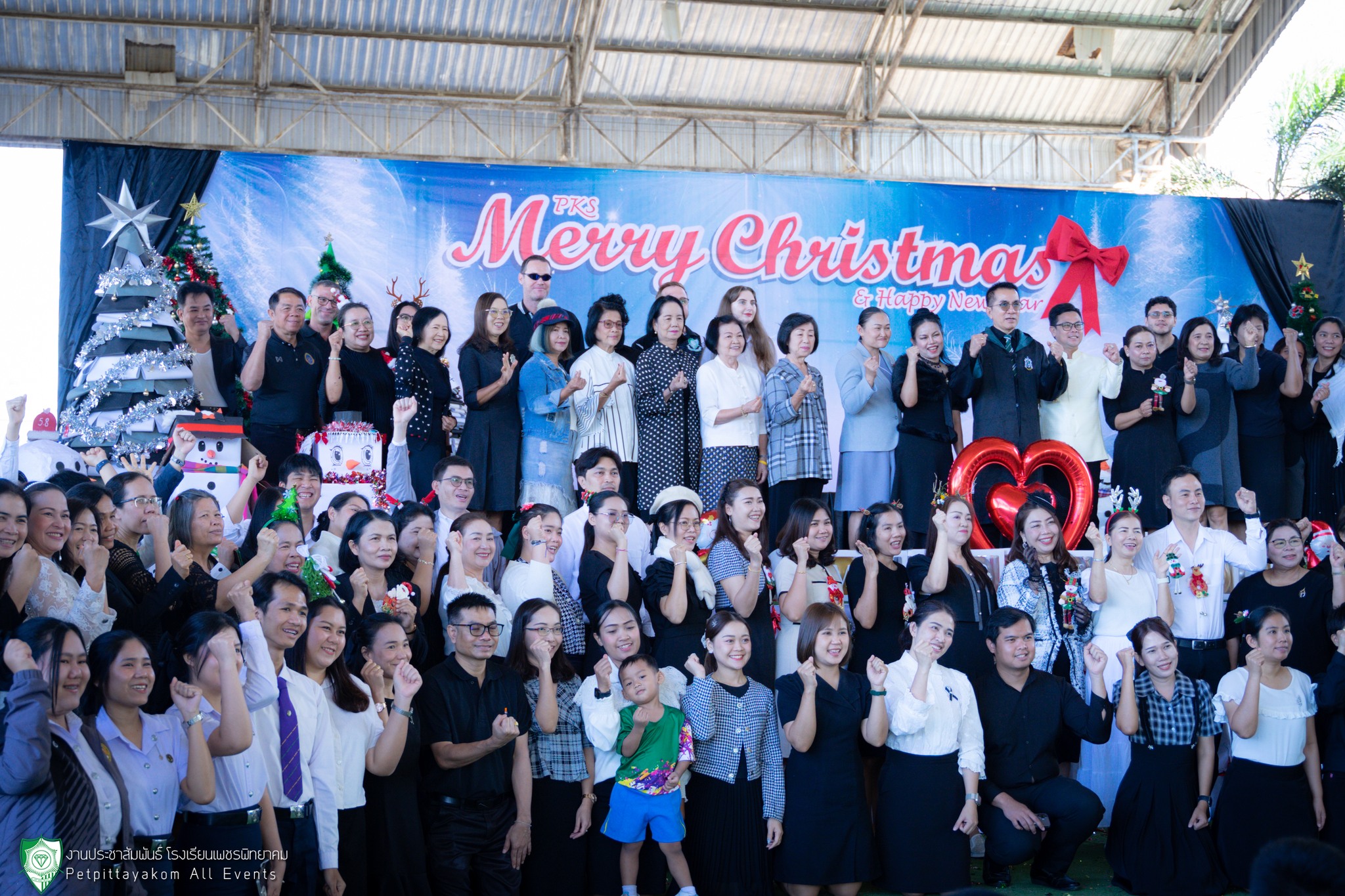 คณะครูและนักเรียนถ่ายภาพร่วมกันในวันคริสต์มาส