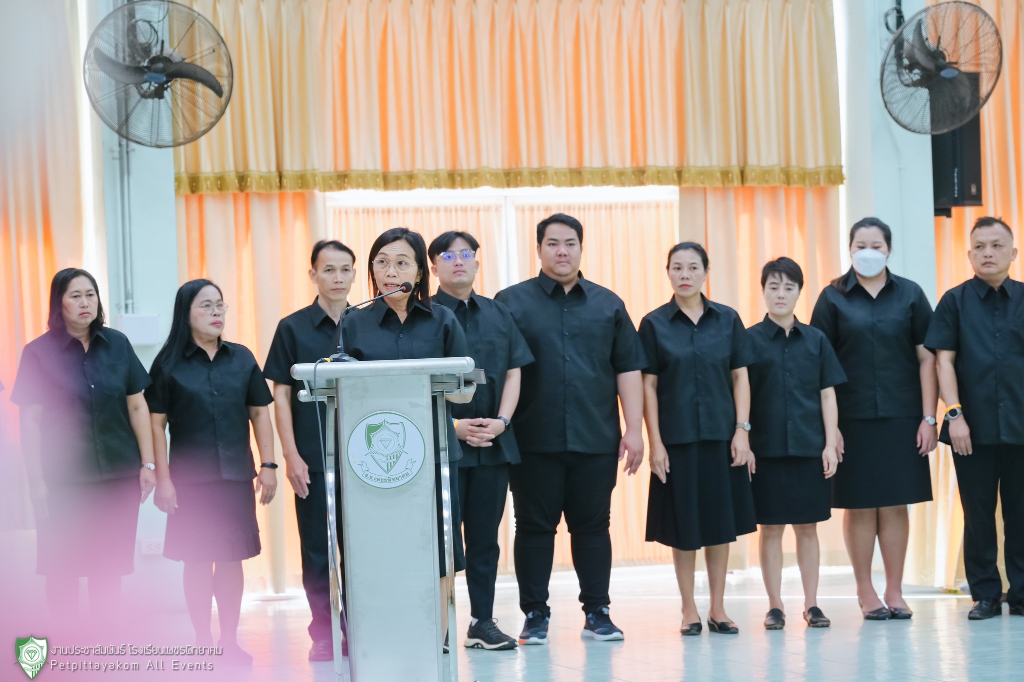 คณะผู้บริหารและครูกลุ่มสาระสังคมศึกษาฯ ร่วมถ่ายภาพ