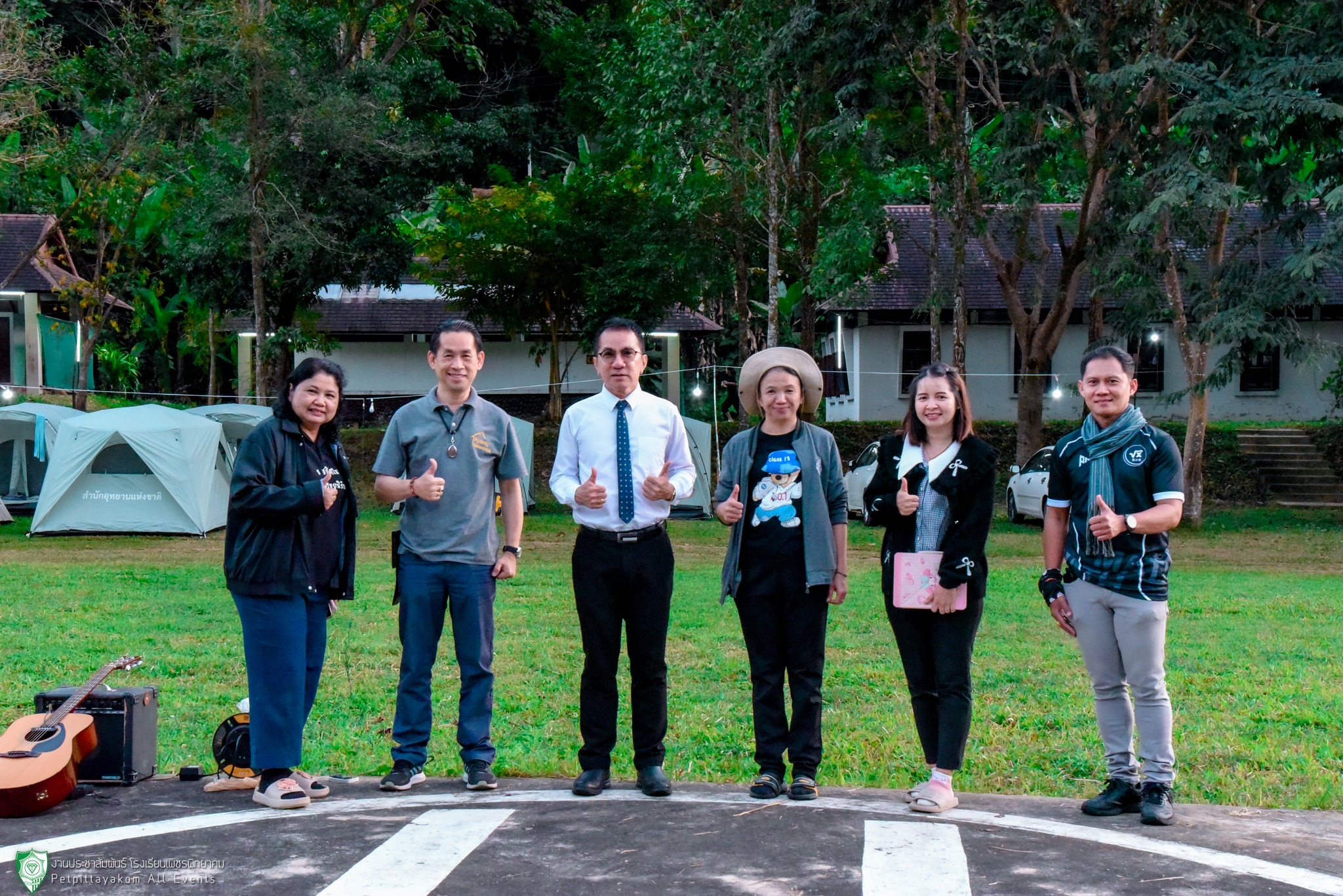 คณะผู้บริหารและครูร่วมพิธีเปิด