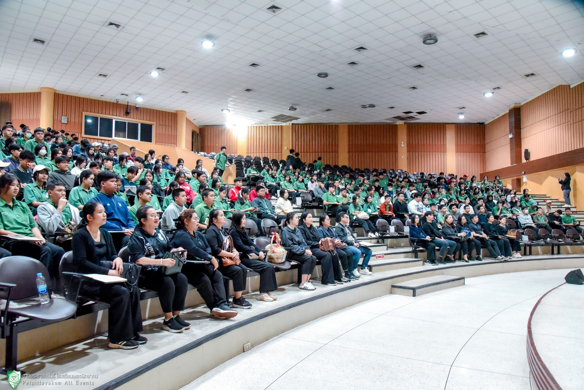 ภาพบรรยากาศคณะครูและนักเรียน