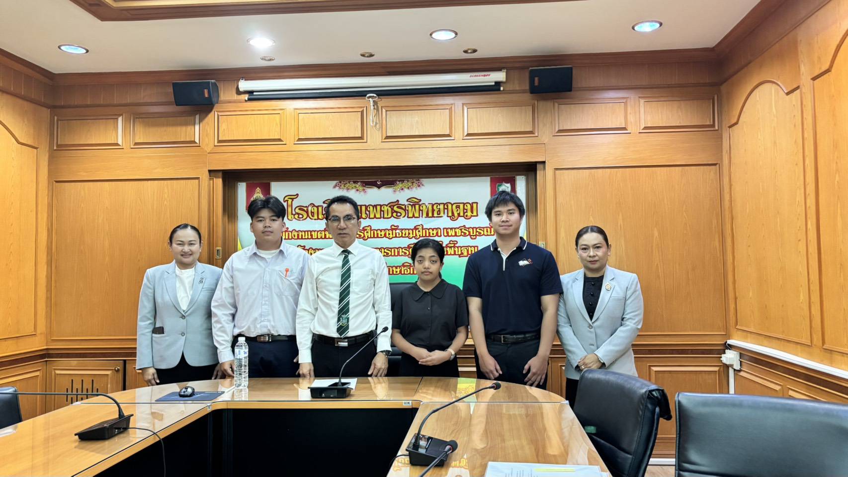 ภาพหมู่ผู้บริหารและพนักงานใหม่