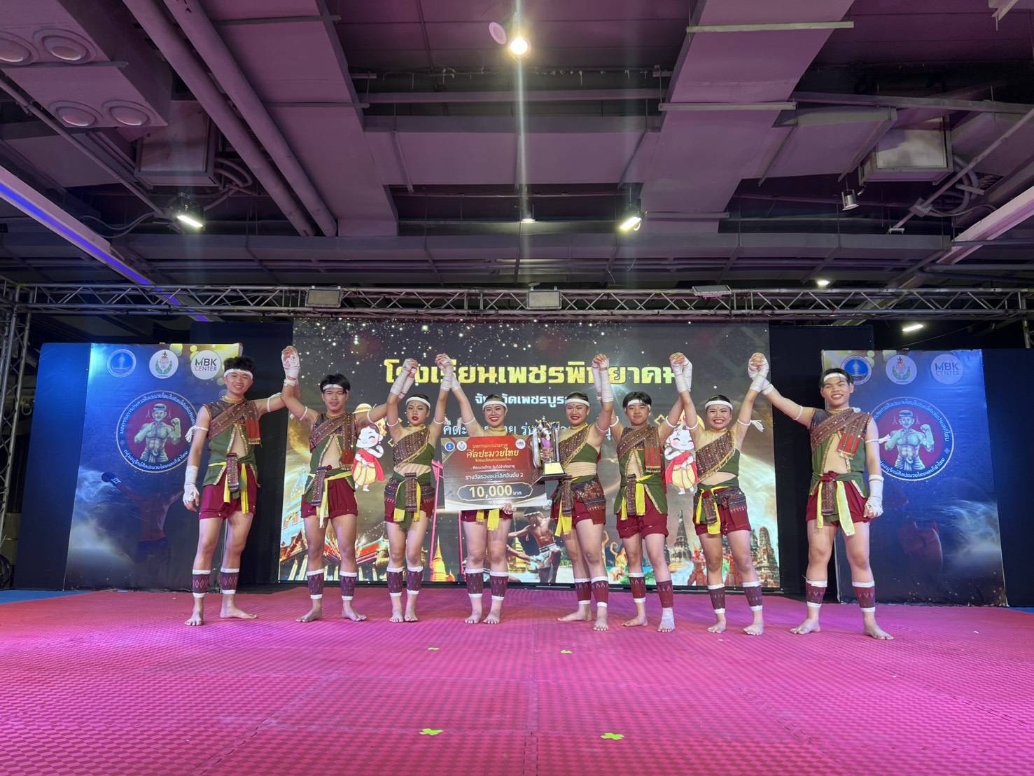 ภาพหมู่คณะครูและนักเรียน