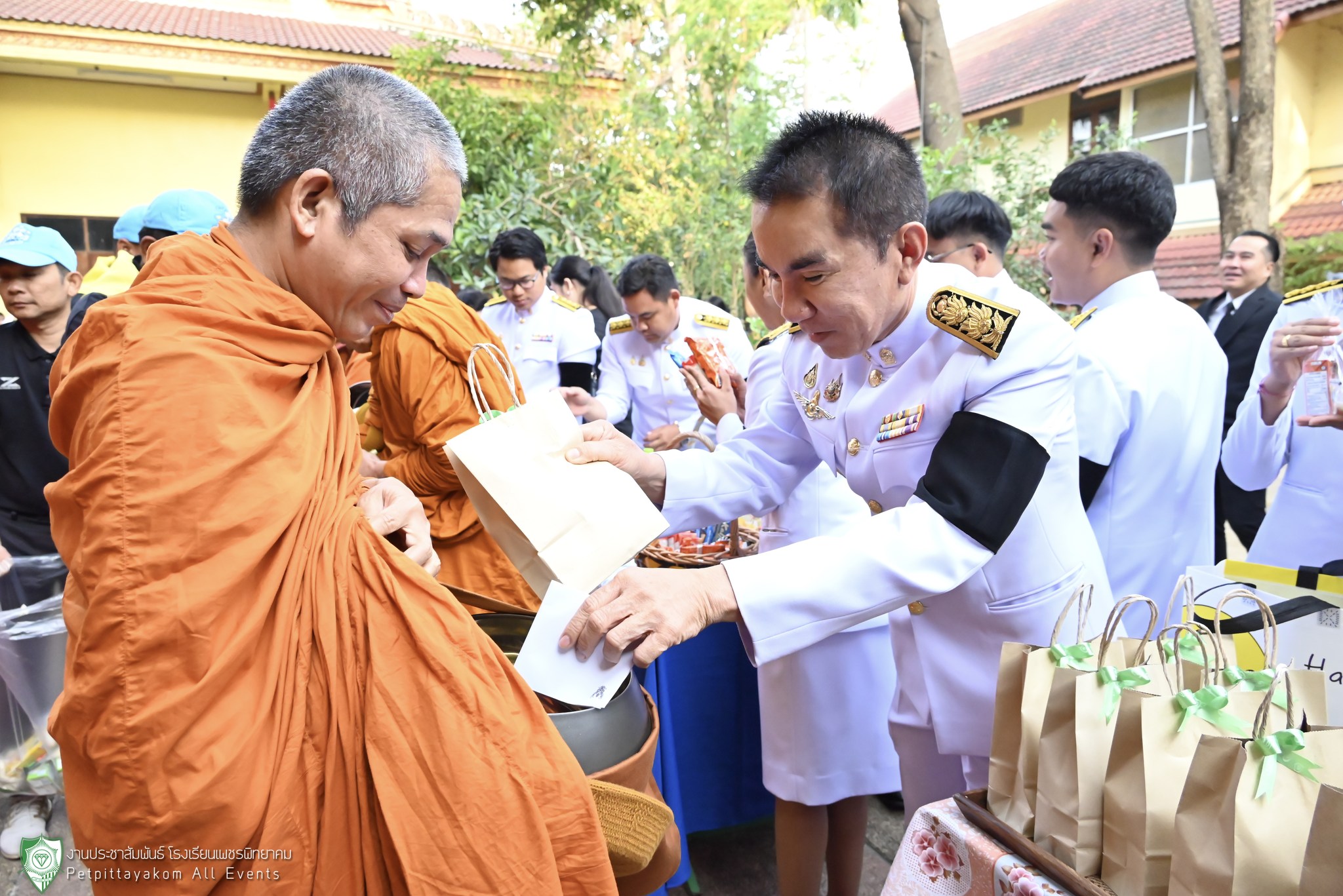 ภาพพิธีทำบุญตักบาตร