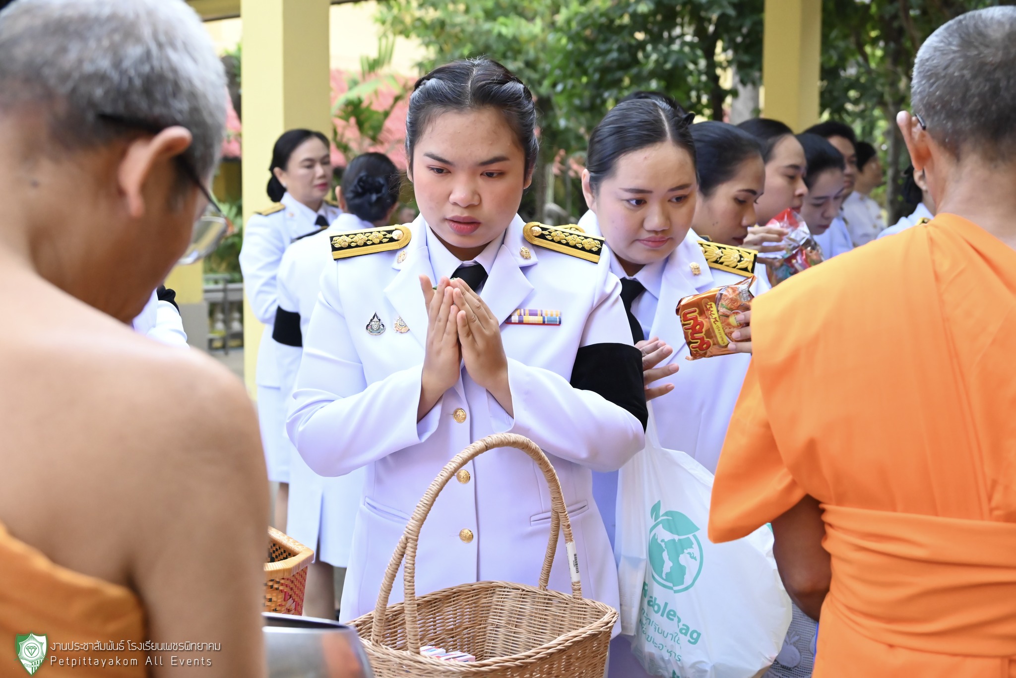 ภาพพิธีทำบุญตักบาตร