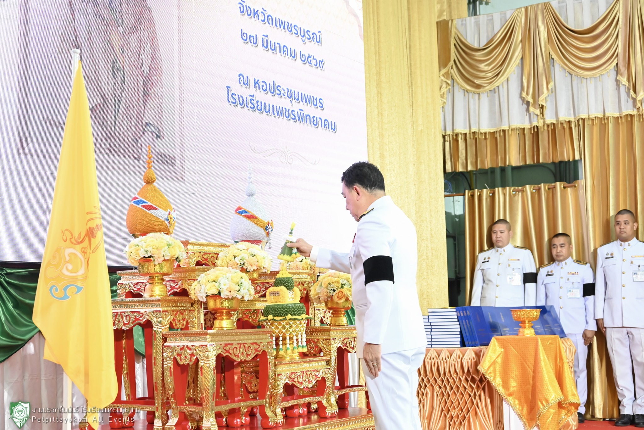 ภาพพิธีรับมอบหนังสือสารานุกรมไทย 2