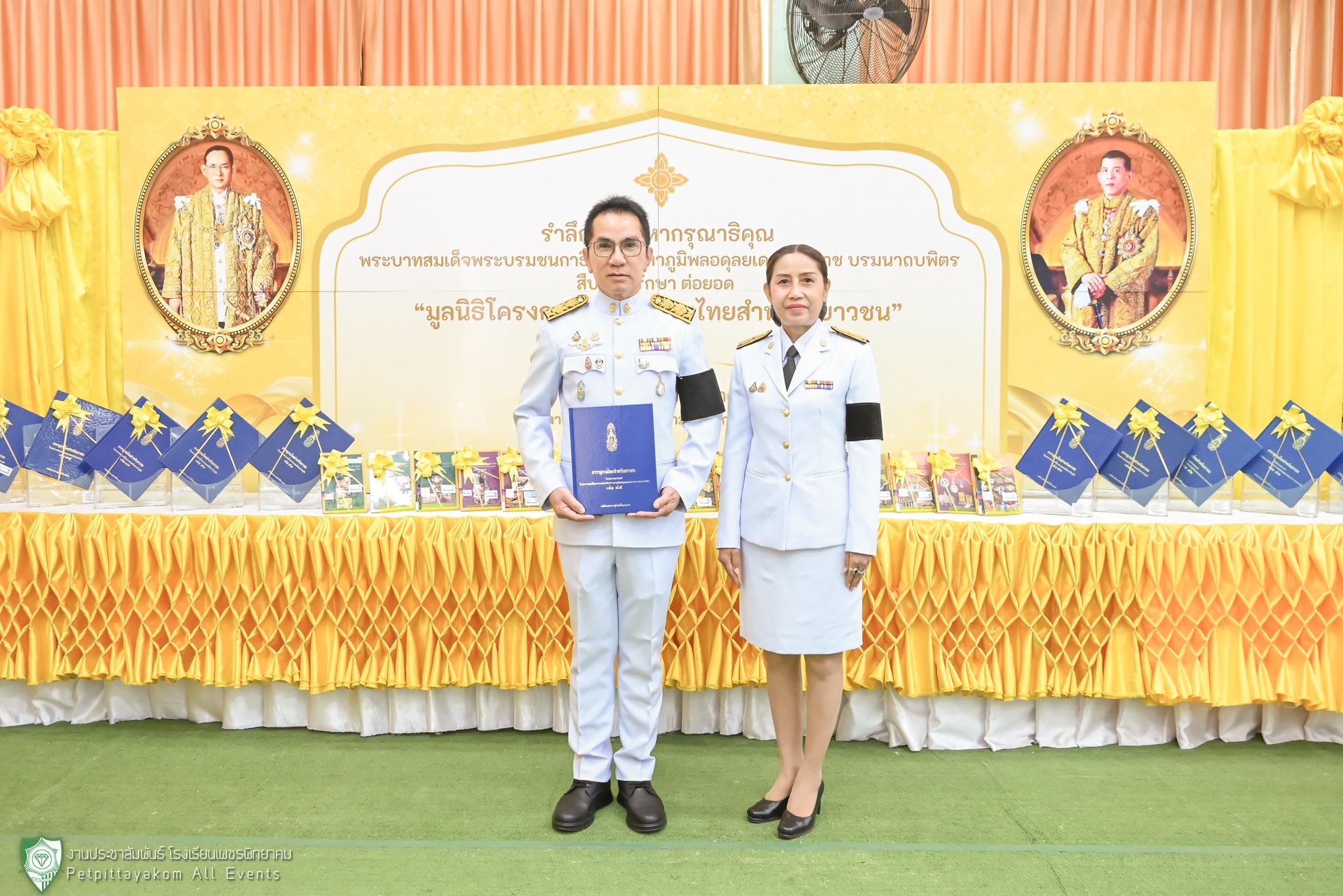 ภาพพิธีรับมอบหนังสือสารานุกรมไทย 8