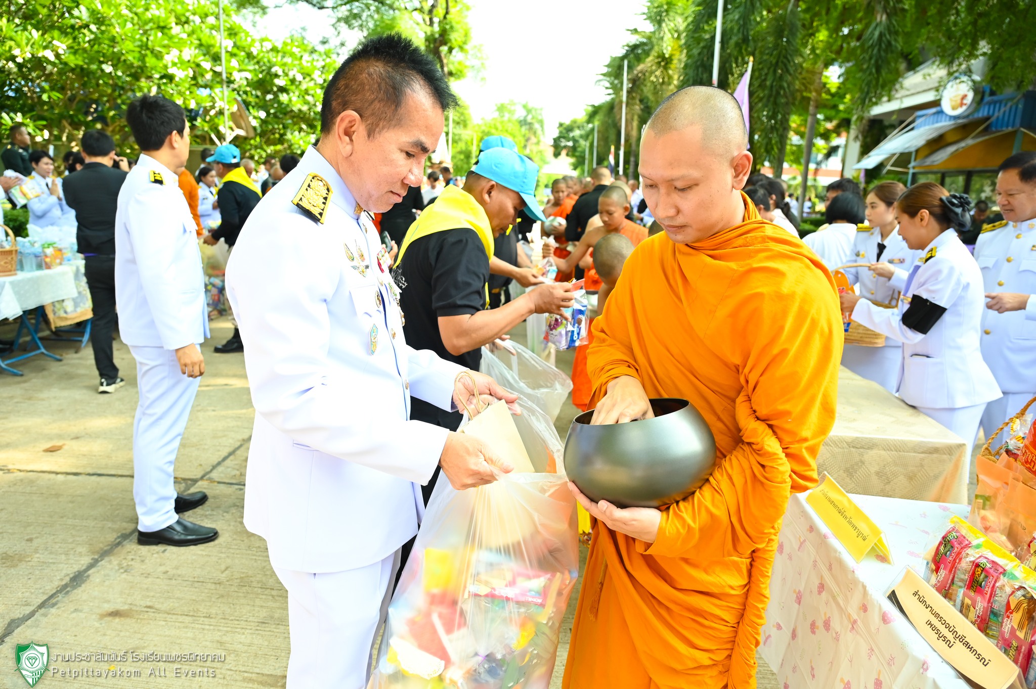 พิธีทำบุญตักบาตรเฉลิมพระเกียรติ ภาพที่ 9