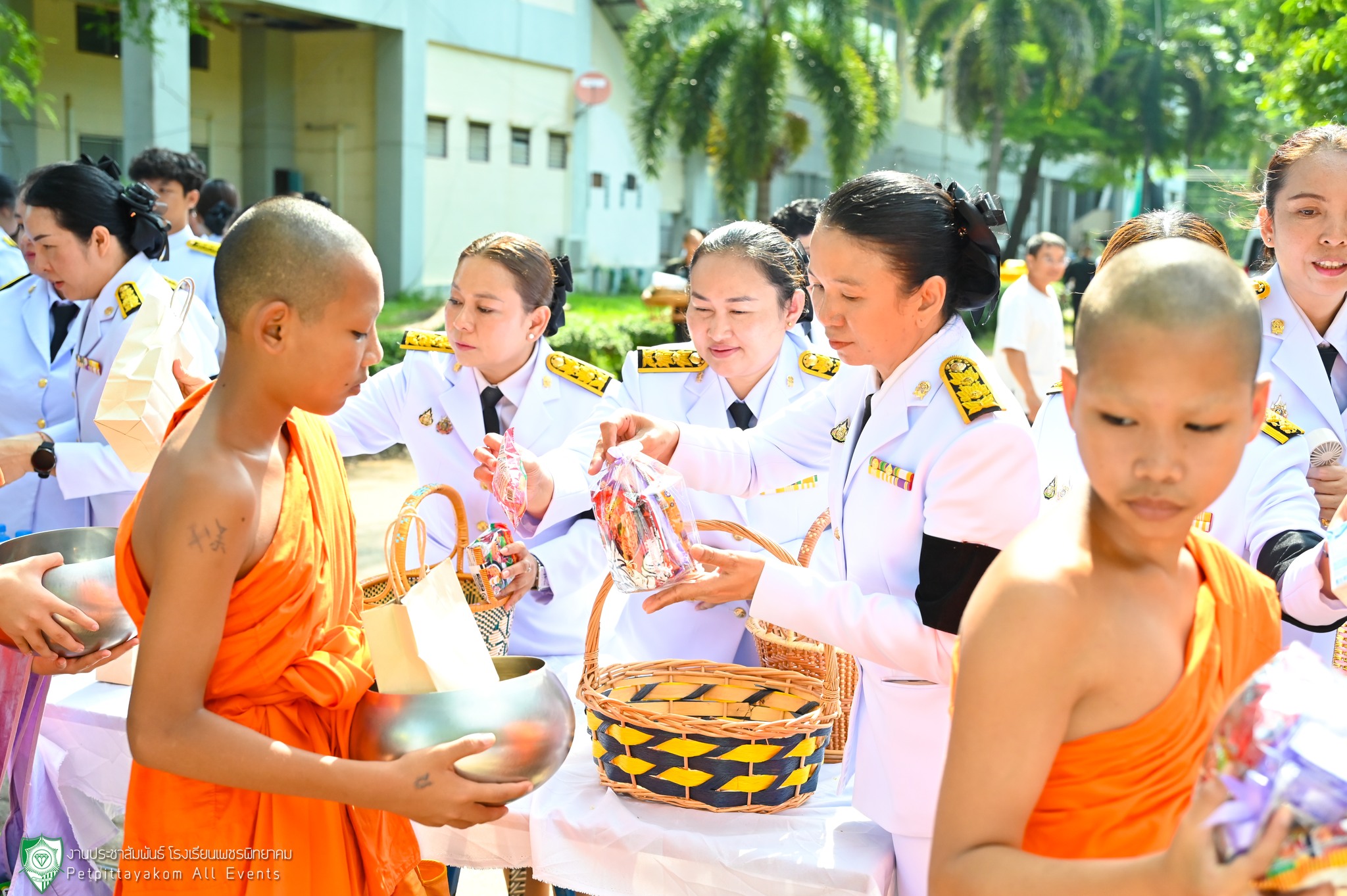 พิธีทำบุญตักบาตรเฉลิมพระเกียรติ ภาพที่ 10