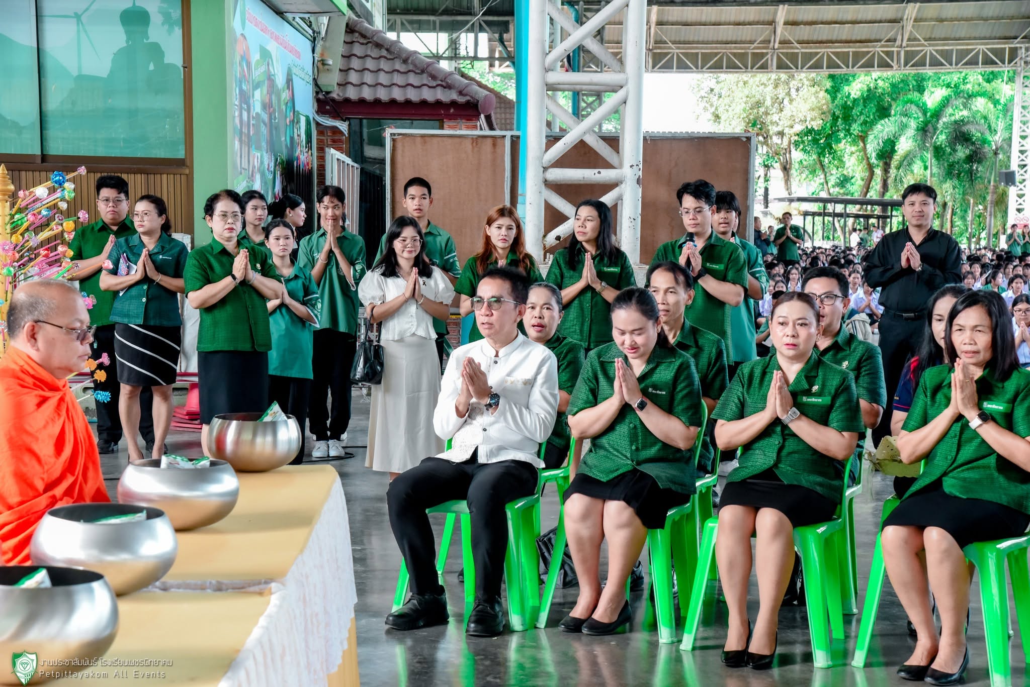 บรรยากาศกิจกรรมทำบุญตักบาตร โรงเรียนเพชรพิทยาคม ภาพที่ 2