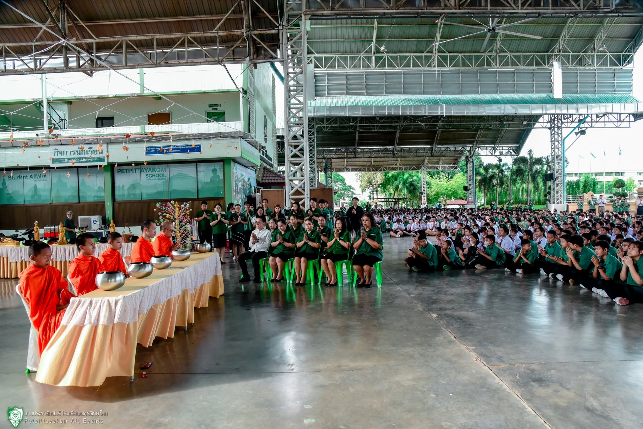 บรรยากาศกิจกรรมทำบุญตักบาตร โรงเรียนเพชรพิทยาคม ภาพที่ 4