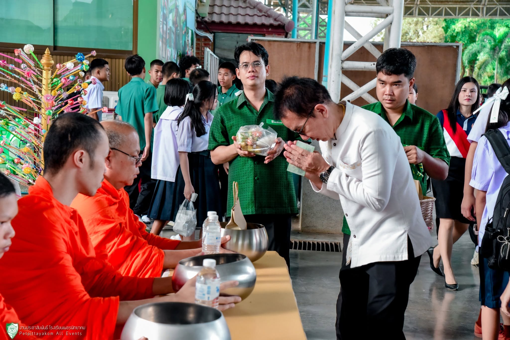 บรรยากาศกิจกรรมทำบุญตักบาตร โรงเรียนเพชรพิทยาคม ภาพที่ 6