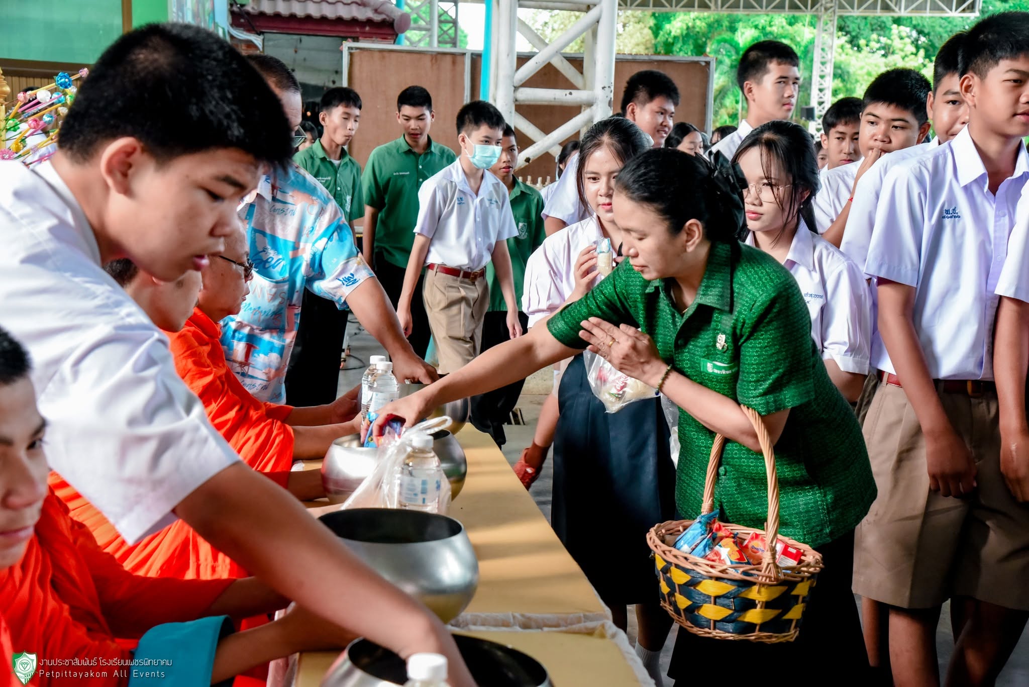 บรรยากาศกิจกรรมทำบุญตักบาตร โรงเรียนเพชรพิทยาคม ภาพที่ 7