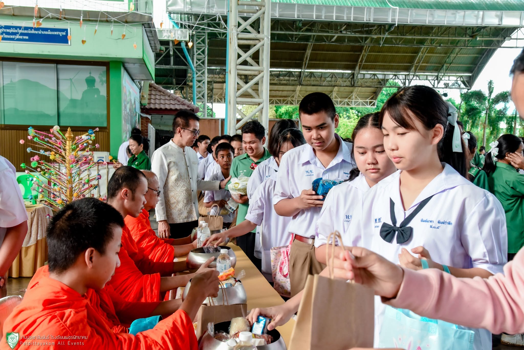 บรรยากาศกิจกรรมทำบุญตักบาตร โรงเรียนเพชรพิทยาคม ภาพที่ 8
