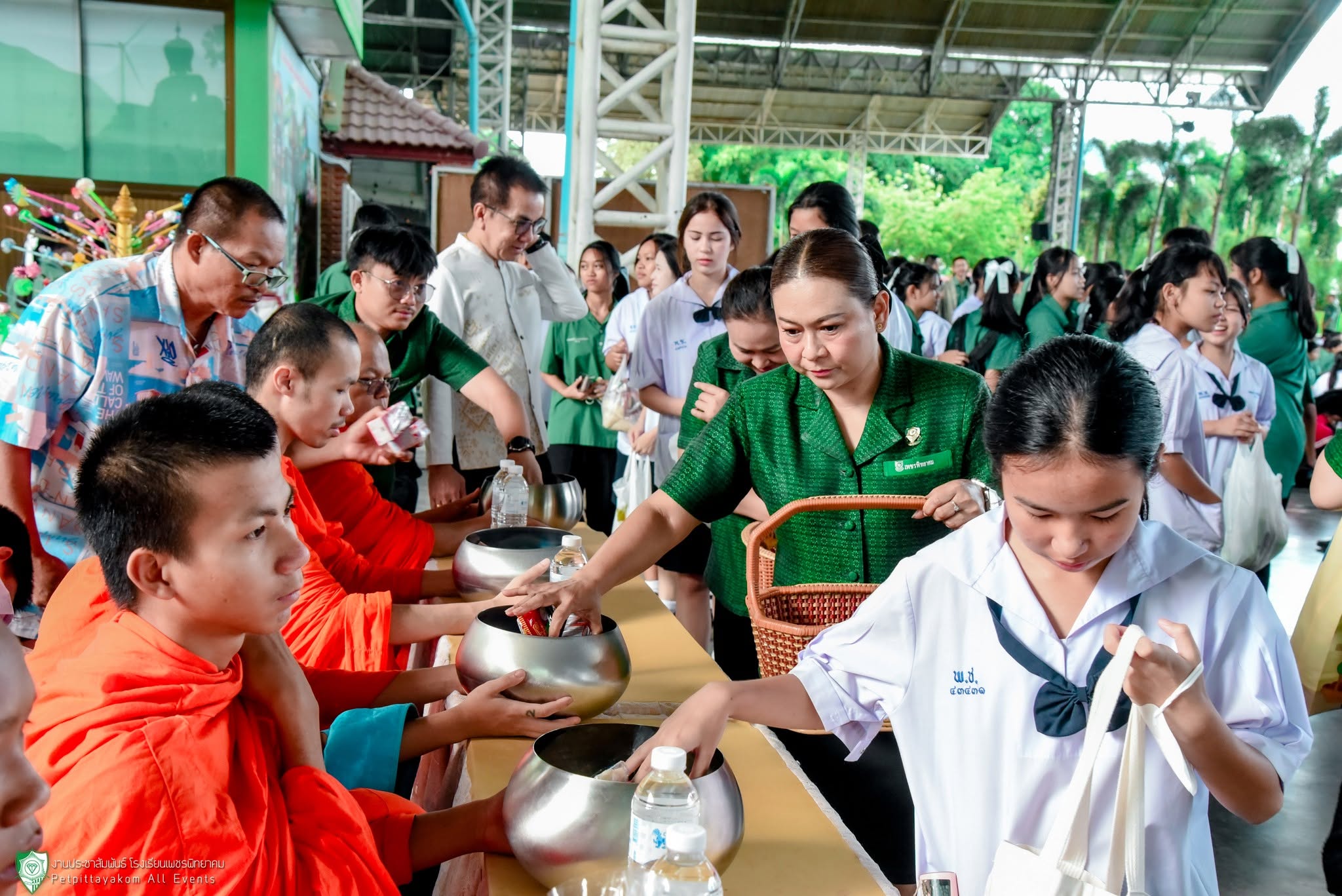 บรรยากาศกิจกรรมทำบุญตักบาตร โรงเรียนเพชรพิทยาคม ภาพที่ 9