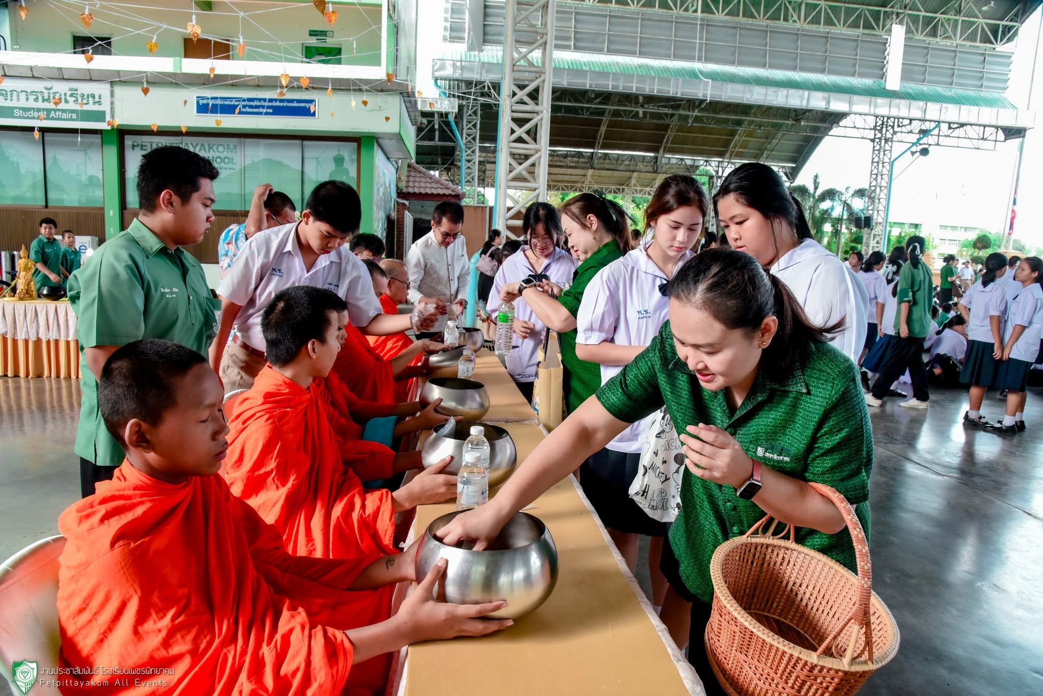 บรรยากาศกิจกรรมทำบุญตักบาตร โรงเรียนเพชรพิทยาคม ภาพที่ 10