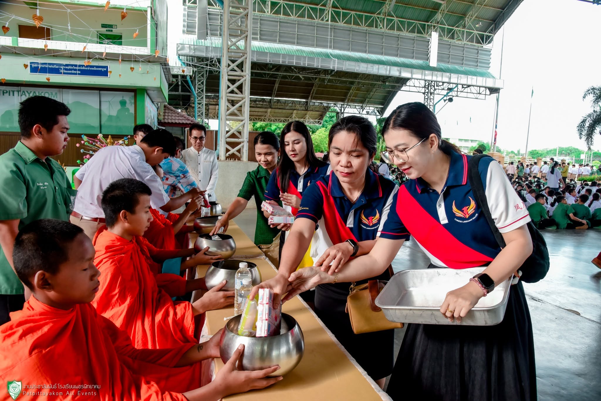 บรรยากาศกิจกรรมทำบุญตักบาตร โรงเรียนเพชรพิทยาคม ภาพที่ 11