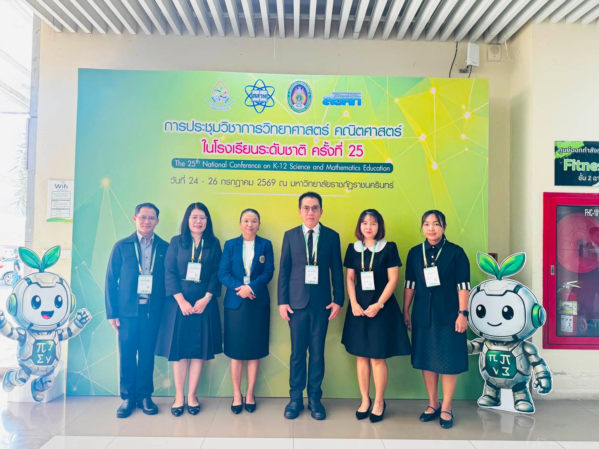 คณะผู้บริหารและครูโรงเรียนเพชรพิทยาคม ร่วมงาน วทร. 25