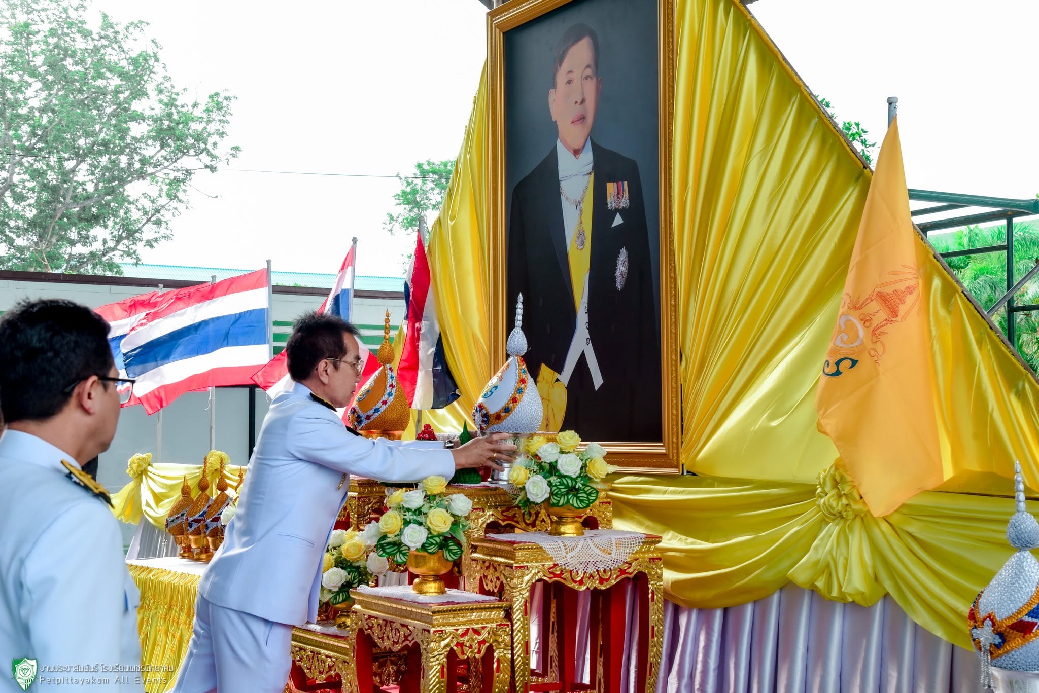 ตัวแทนคณะครูร่วมถวายพานพุ่ม
