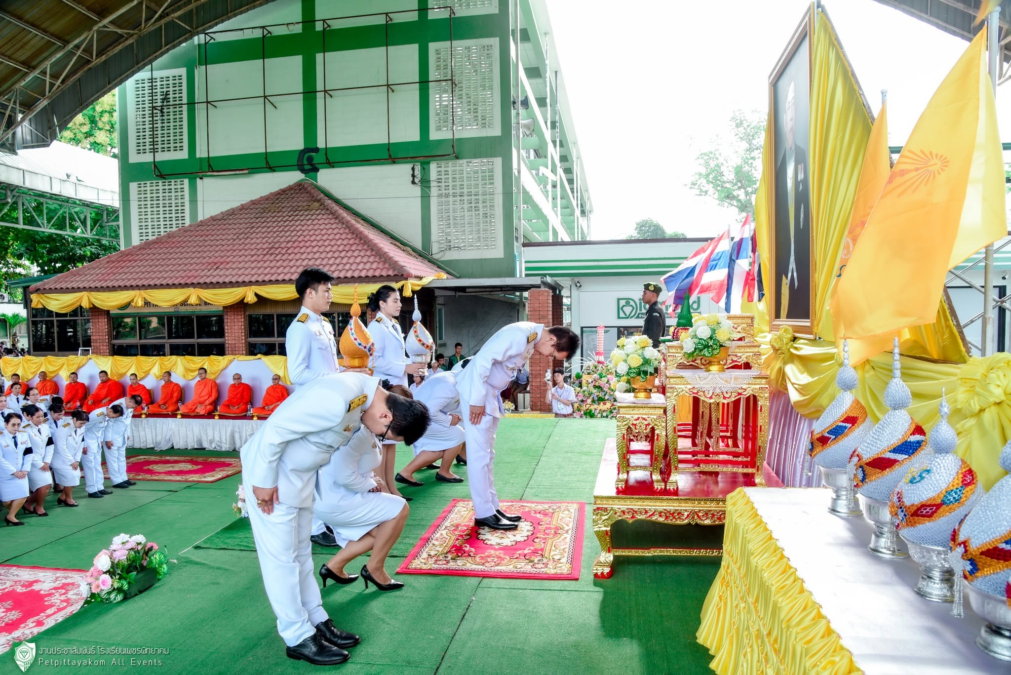 คณะผู้บริหารและนักเรียนเข้าร่วมพิธี