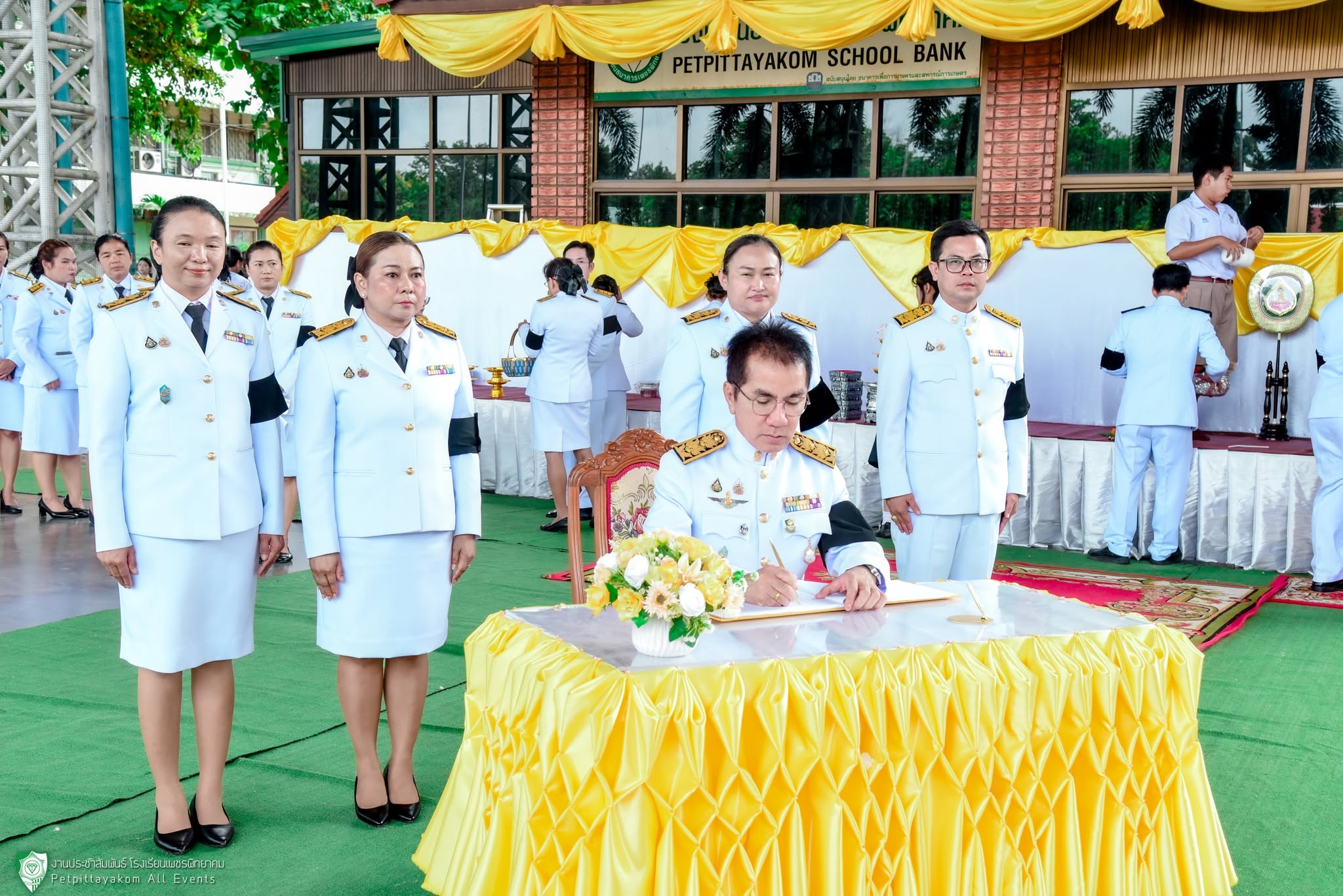 ภาพหมู่ผู้เข้าร่วมพิธี