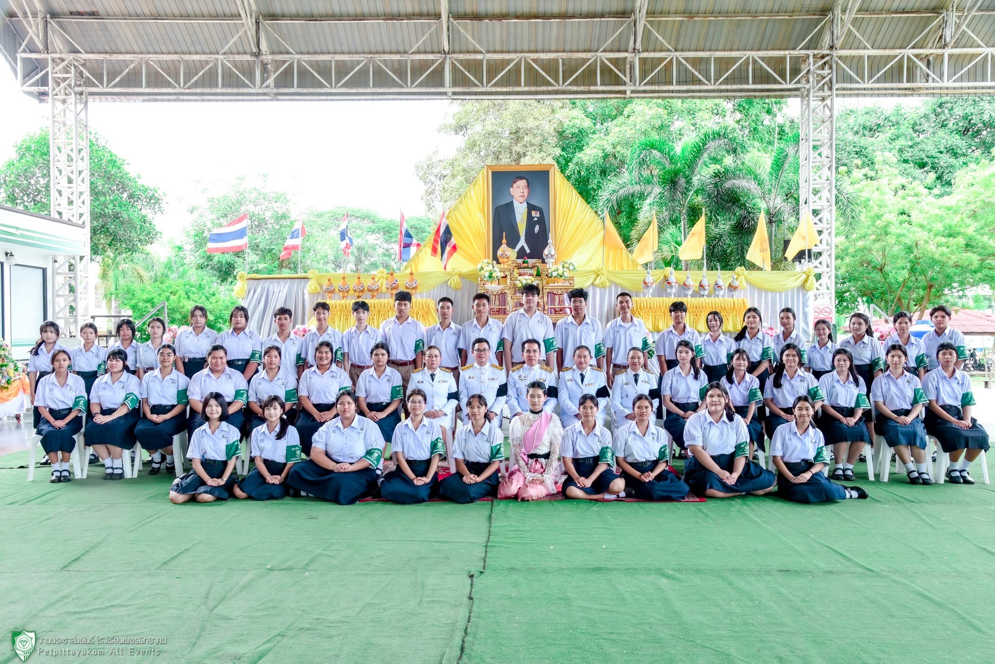 ผู้ร่วมงานถวายความเคารพ