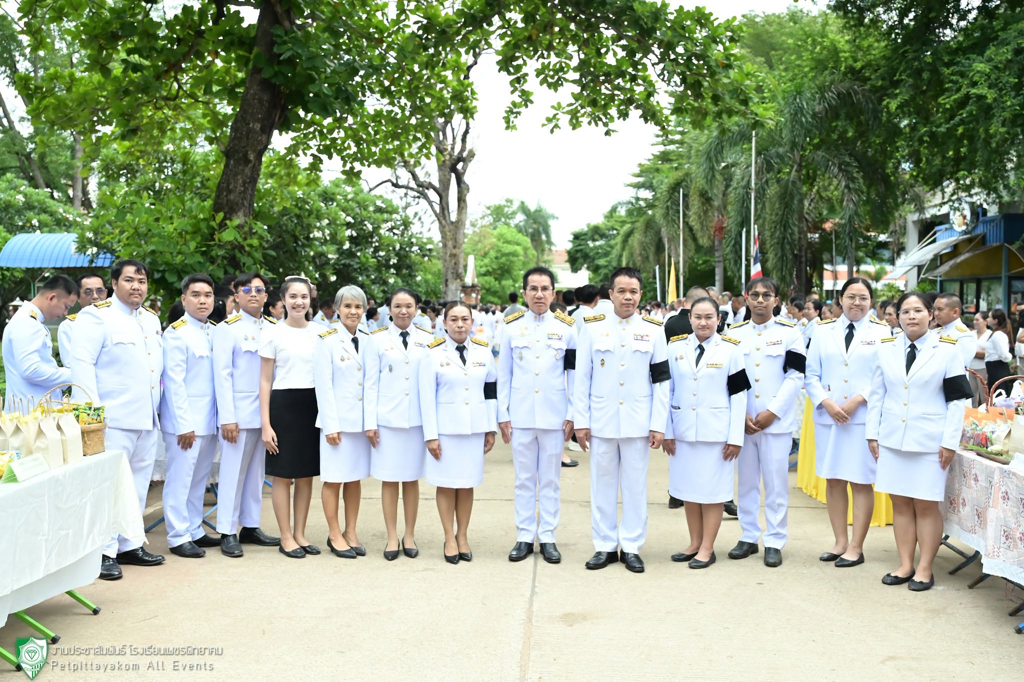 ผู้อำนวยการโรงเรียนร่วมตักบาตร