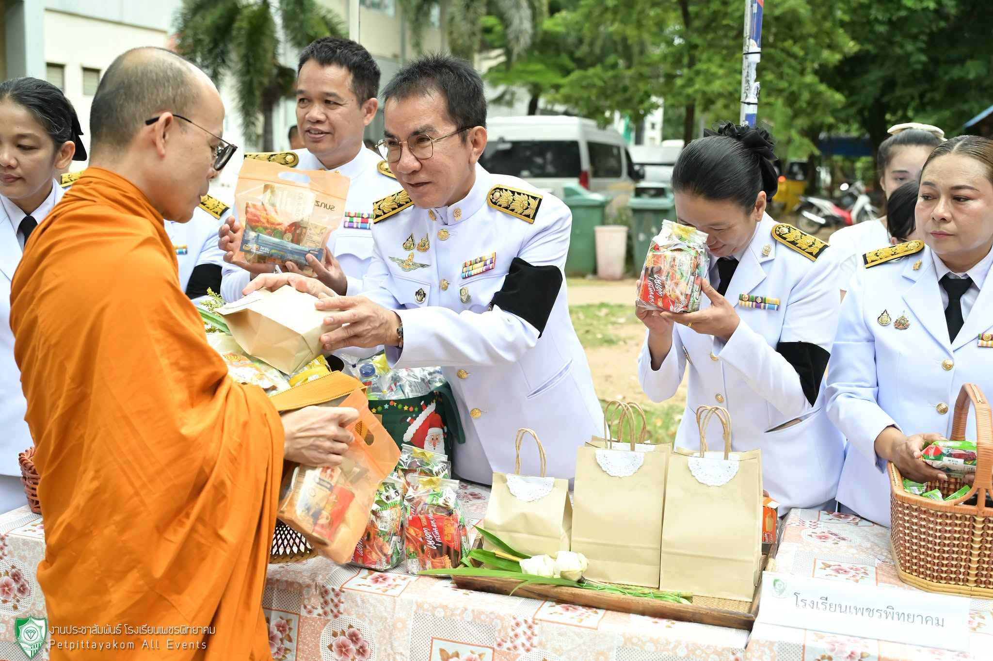 ผู้บริหารร่วมตักบาตร